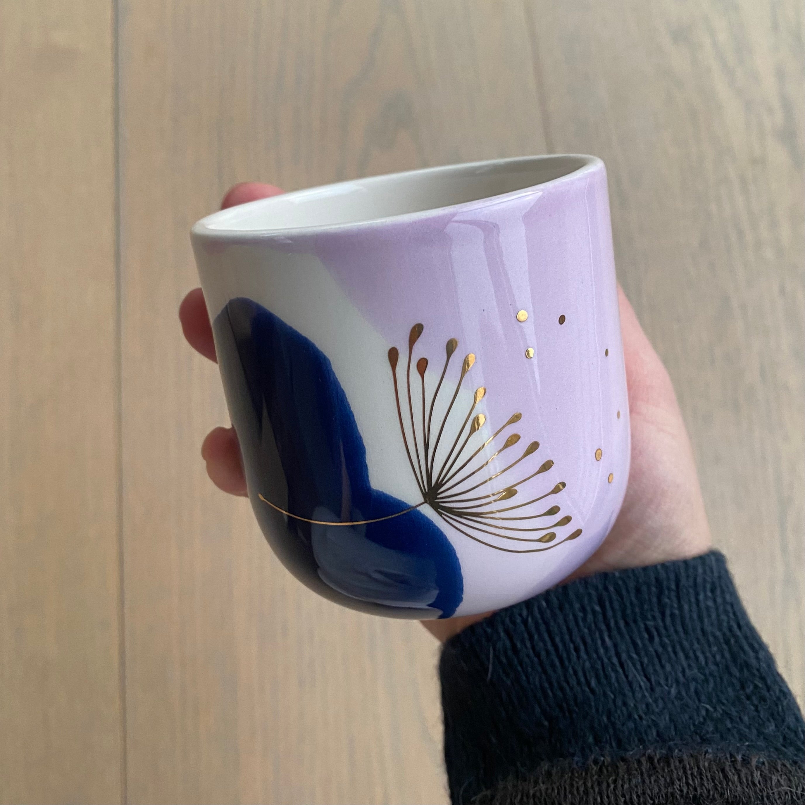 Håndlavet Marinski latte kop med guldprikker. guldmotiv og smukke farver