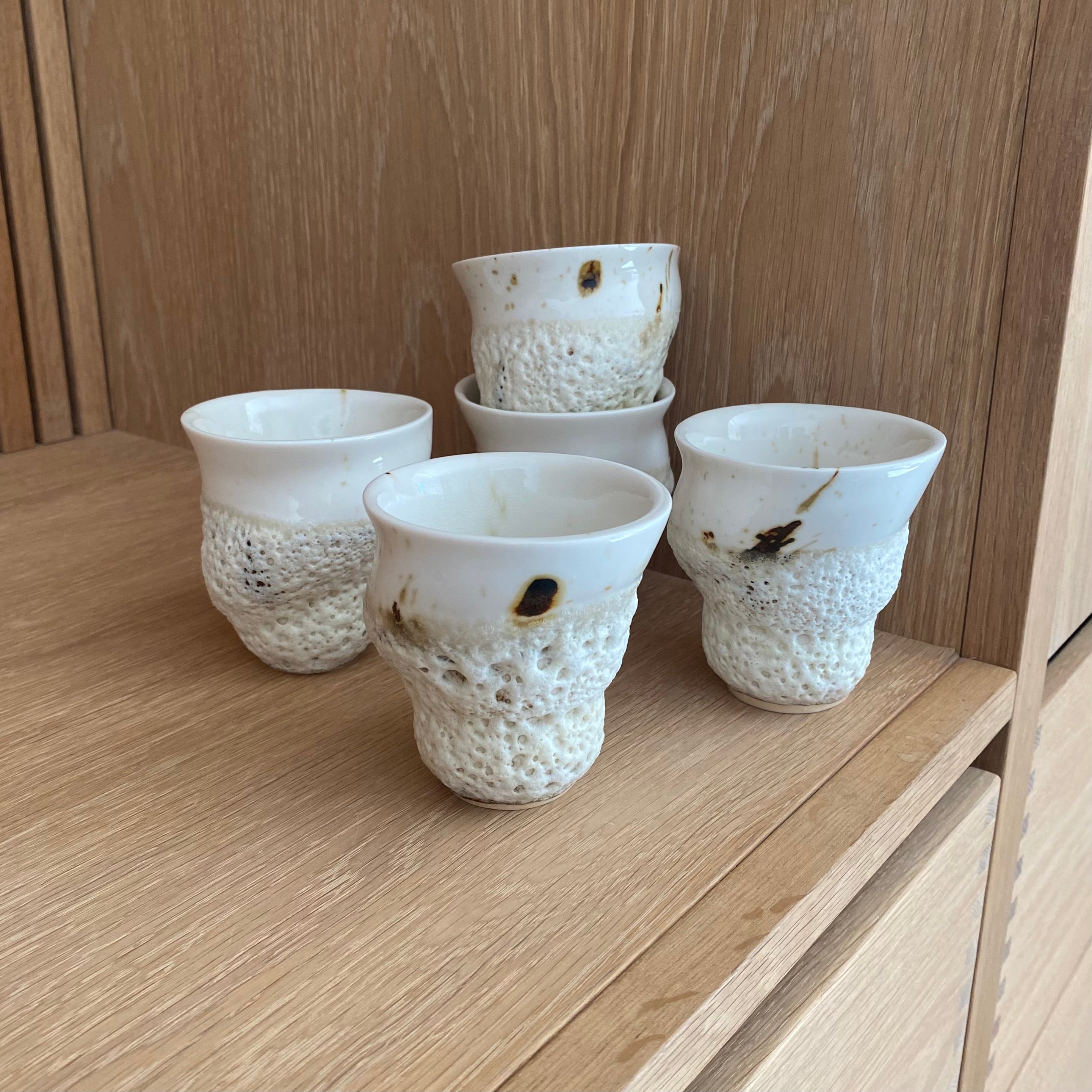 Marsk keramikkop i brun og beige fra Studio Aarhus – håndlavet og glaseret, set på bord