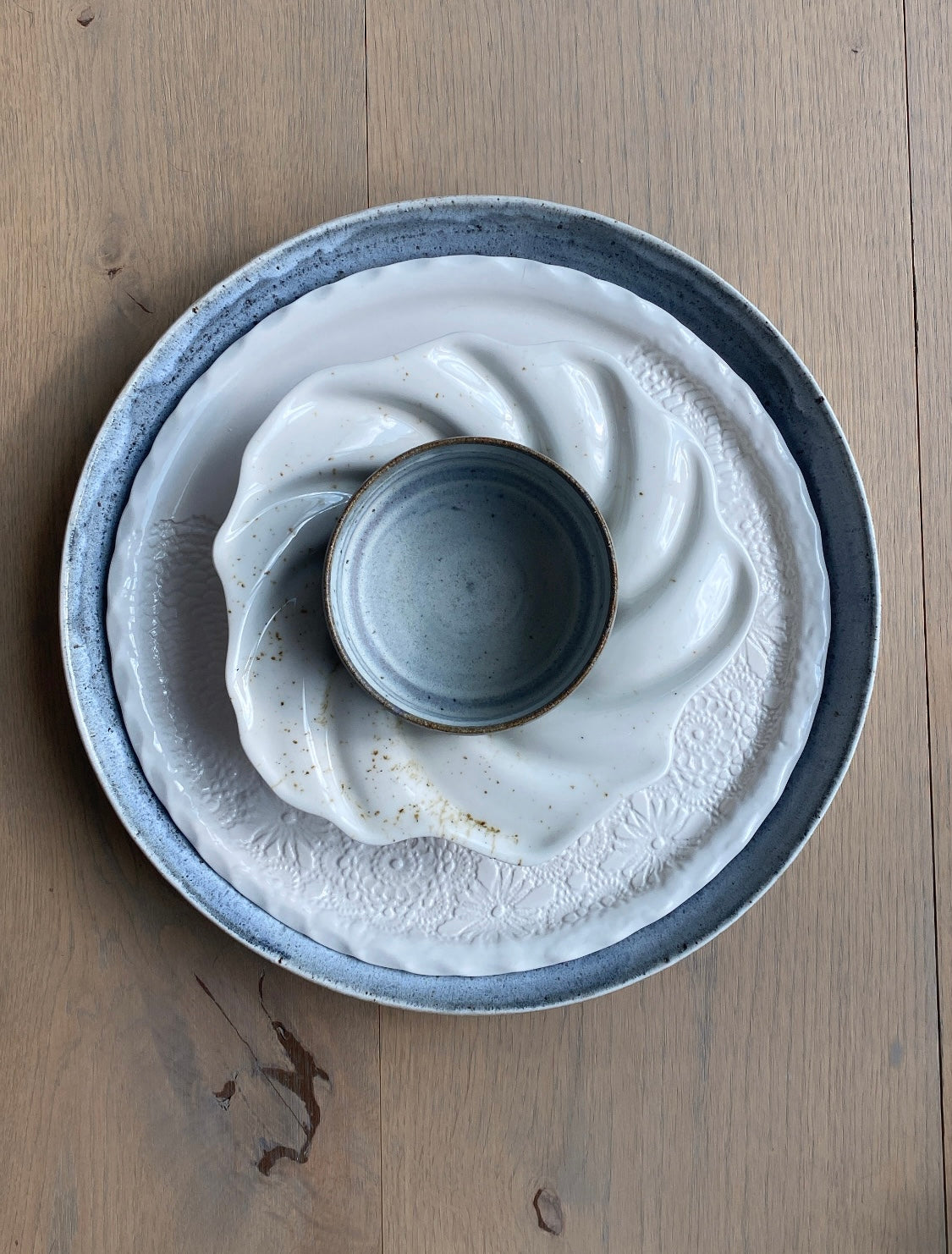 Matcha kop i blågrå og hvid keramik – stilrent design og ægte håndværk.