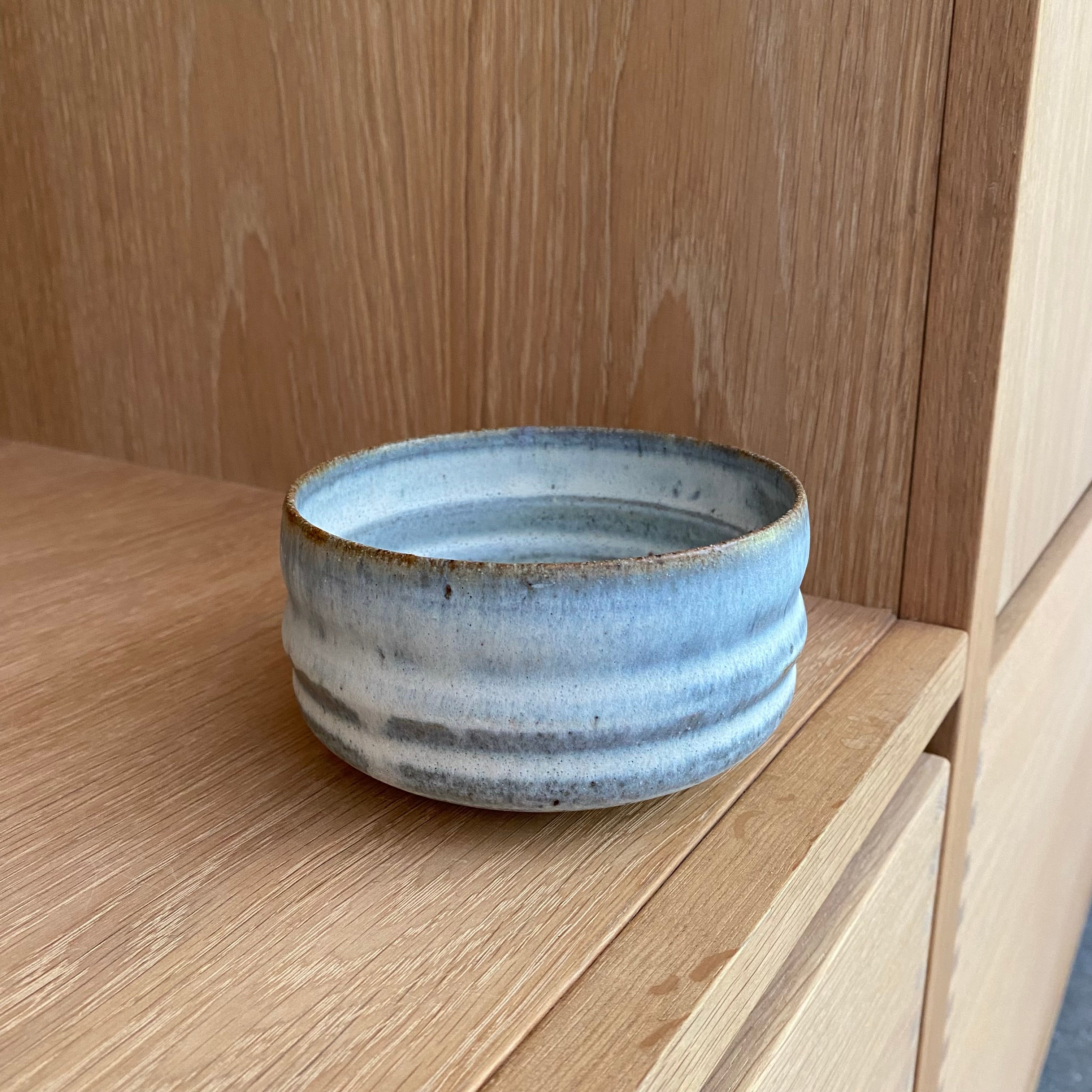 Håndlavet matcha kop i mat hvid og blågrå keramik – elegant chawan kop til matcha.