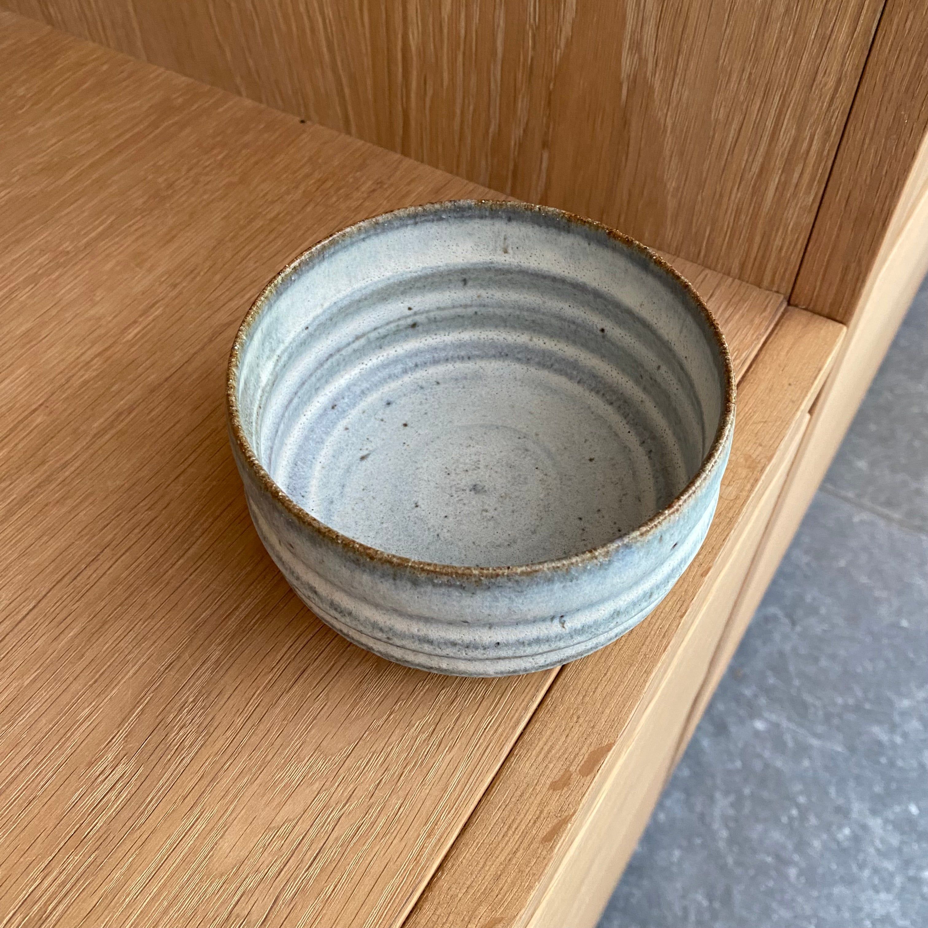 Matcha kop i hvid og blågrå glasur – unikt dansk håndværk i keramik.