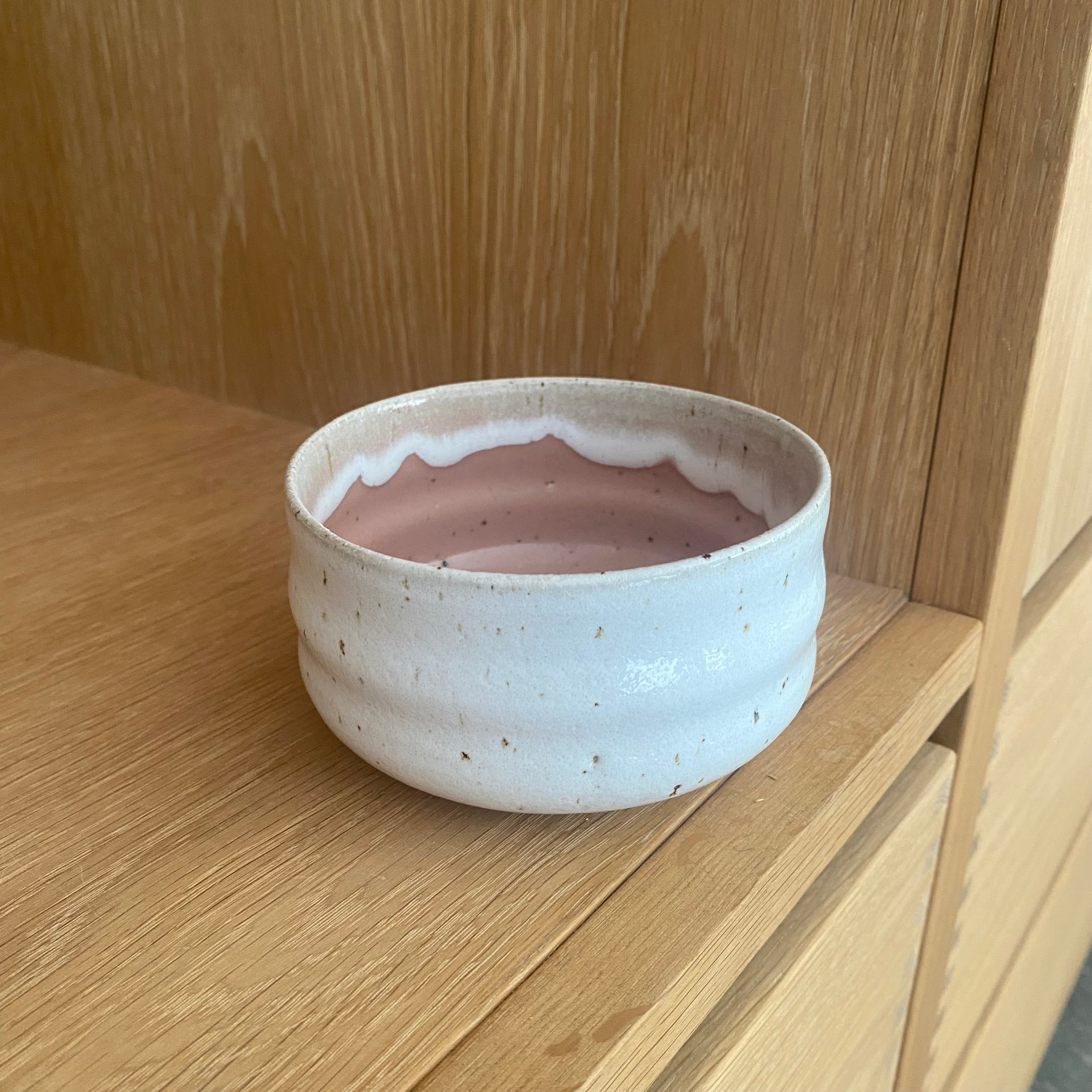 Håndlavet matcha kop i lyserød og off white keramik af Tasja P – unik chawan til matcha.