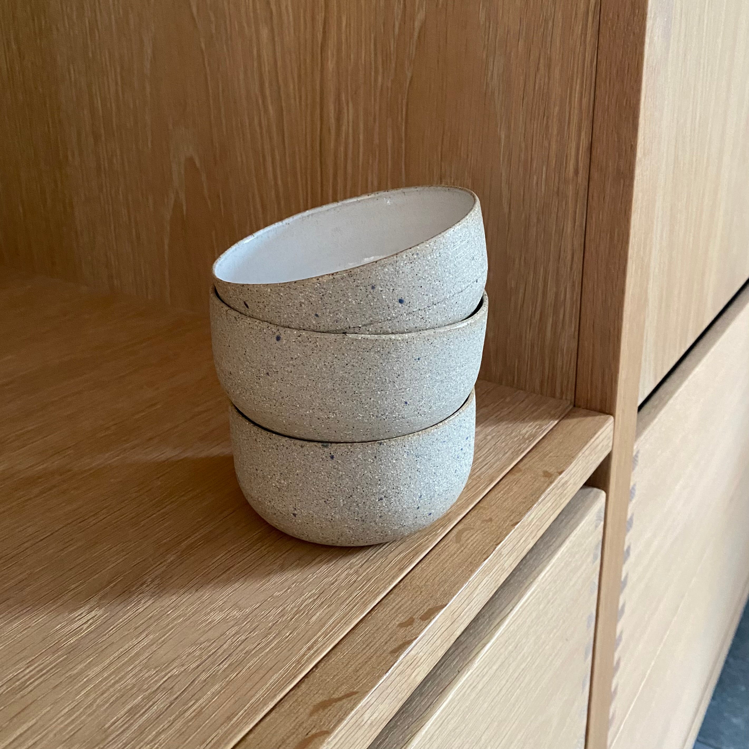 Håndlavet matcha skål i sandfarvet keramik med blå nistre – unik dansk keramik