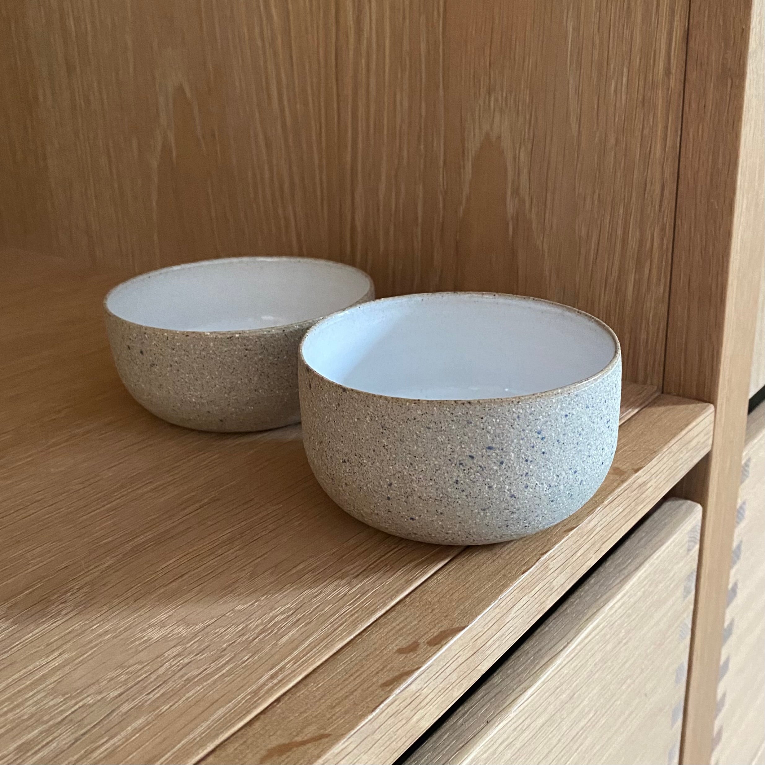 Detalje af sandfarvet glasur med blå nistre på håndlavet matcha skål