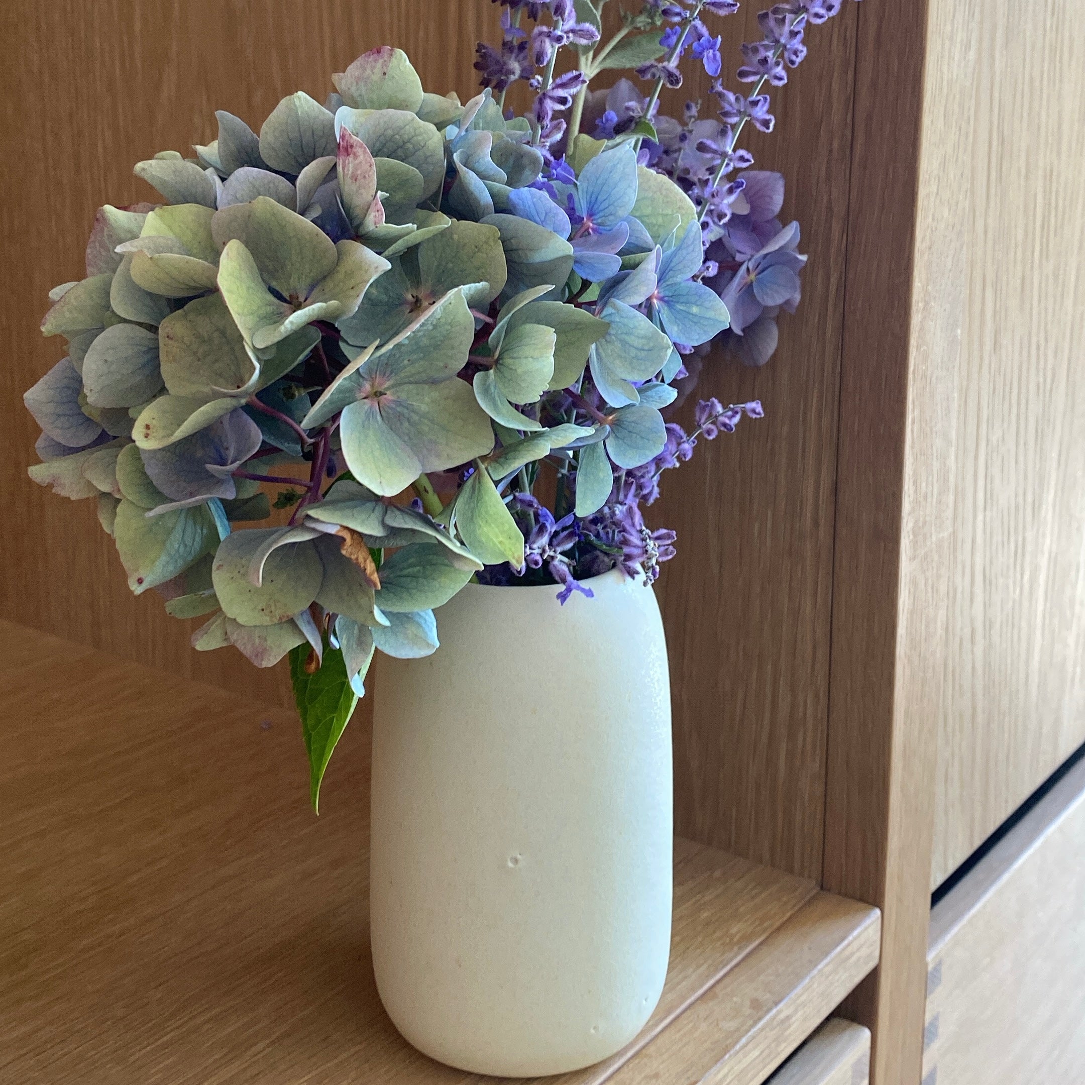 Oh Oak keramikvase i eggshell – stilren håndlavet vase med blomster i