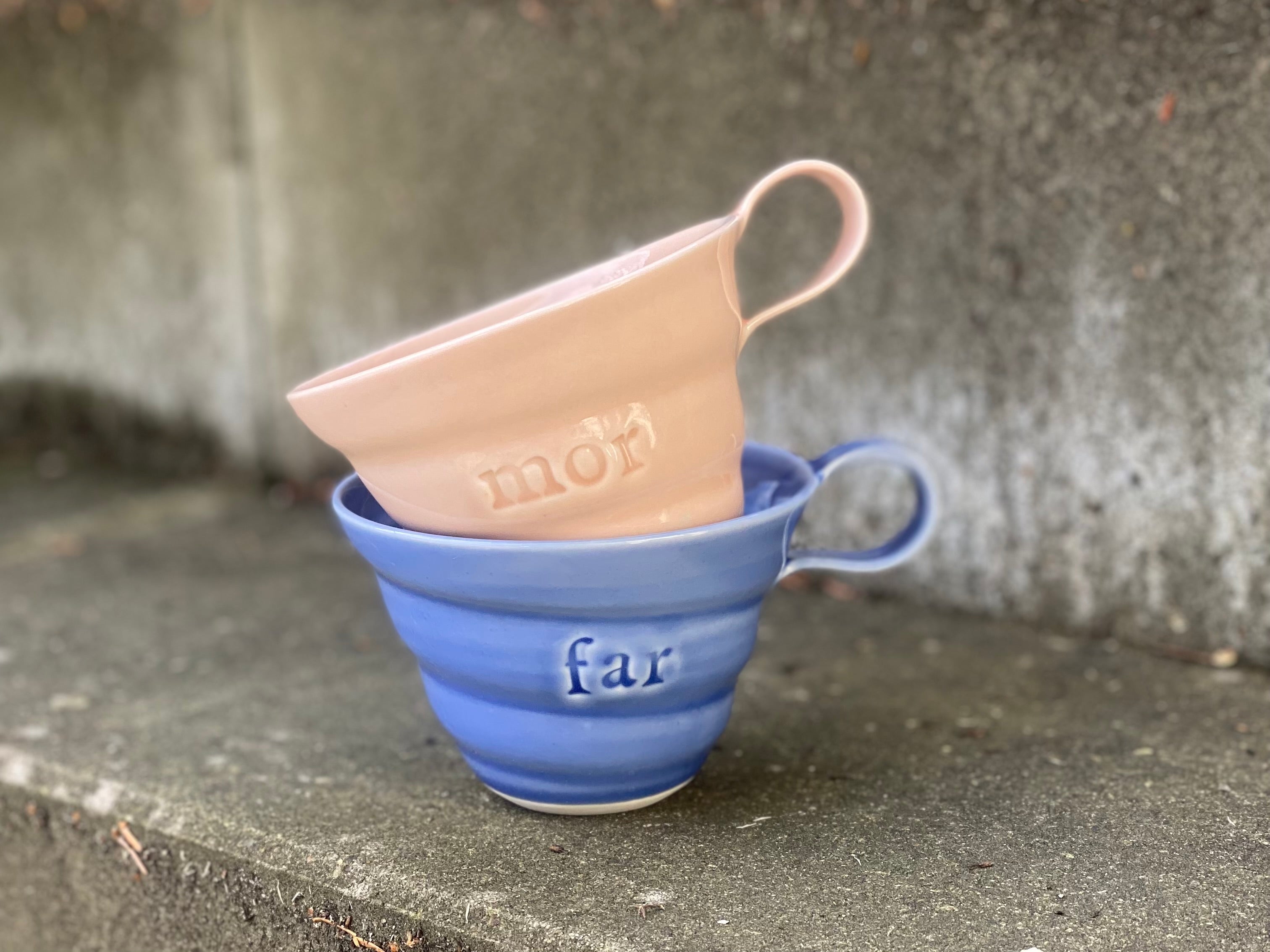 håndlavede kopper med hank og med teksten mor og far