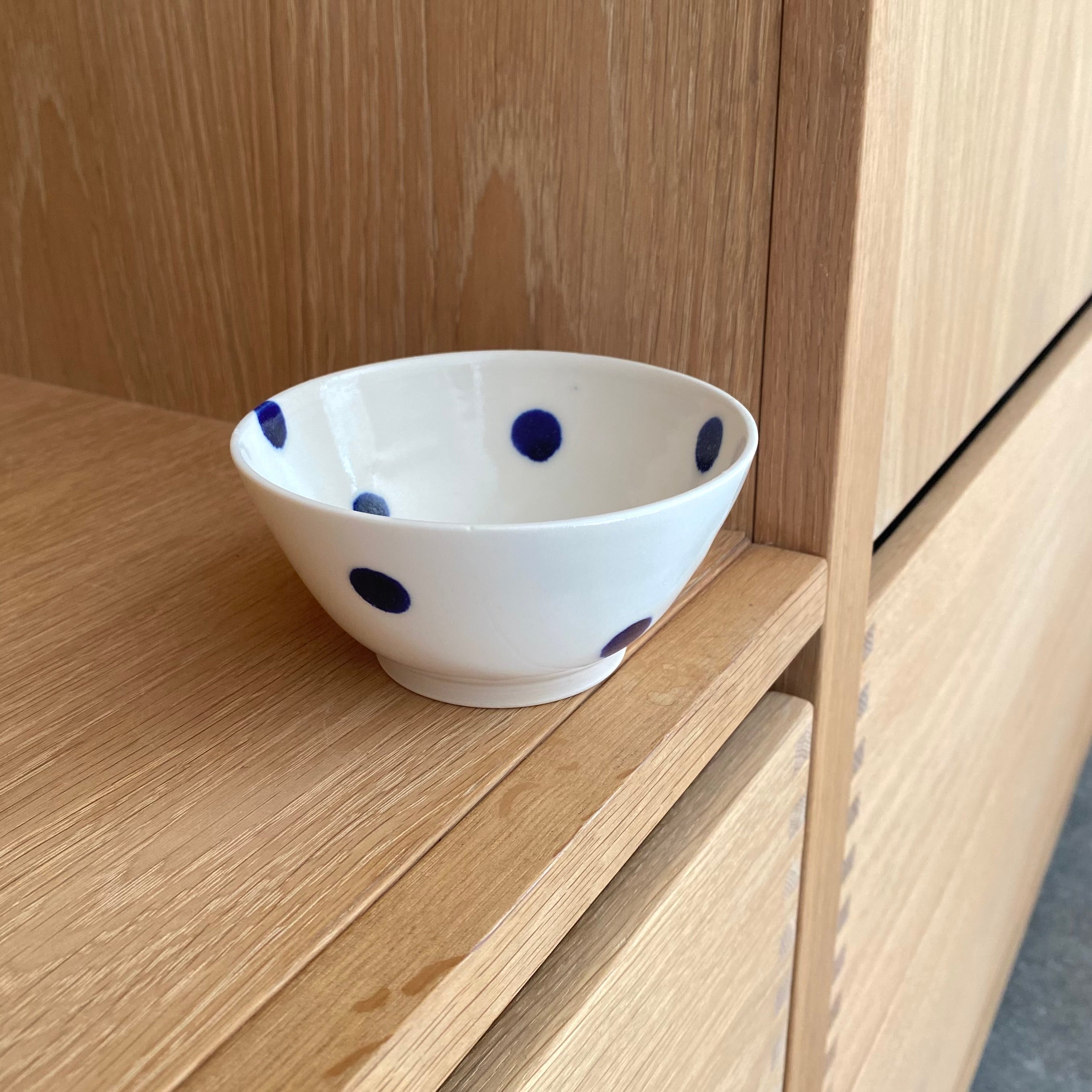 Hånddrejet morgenmadsskål i porcelæn med blå store prikker