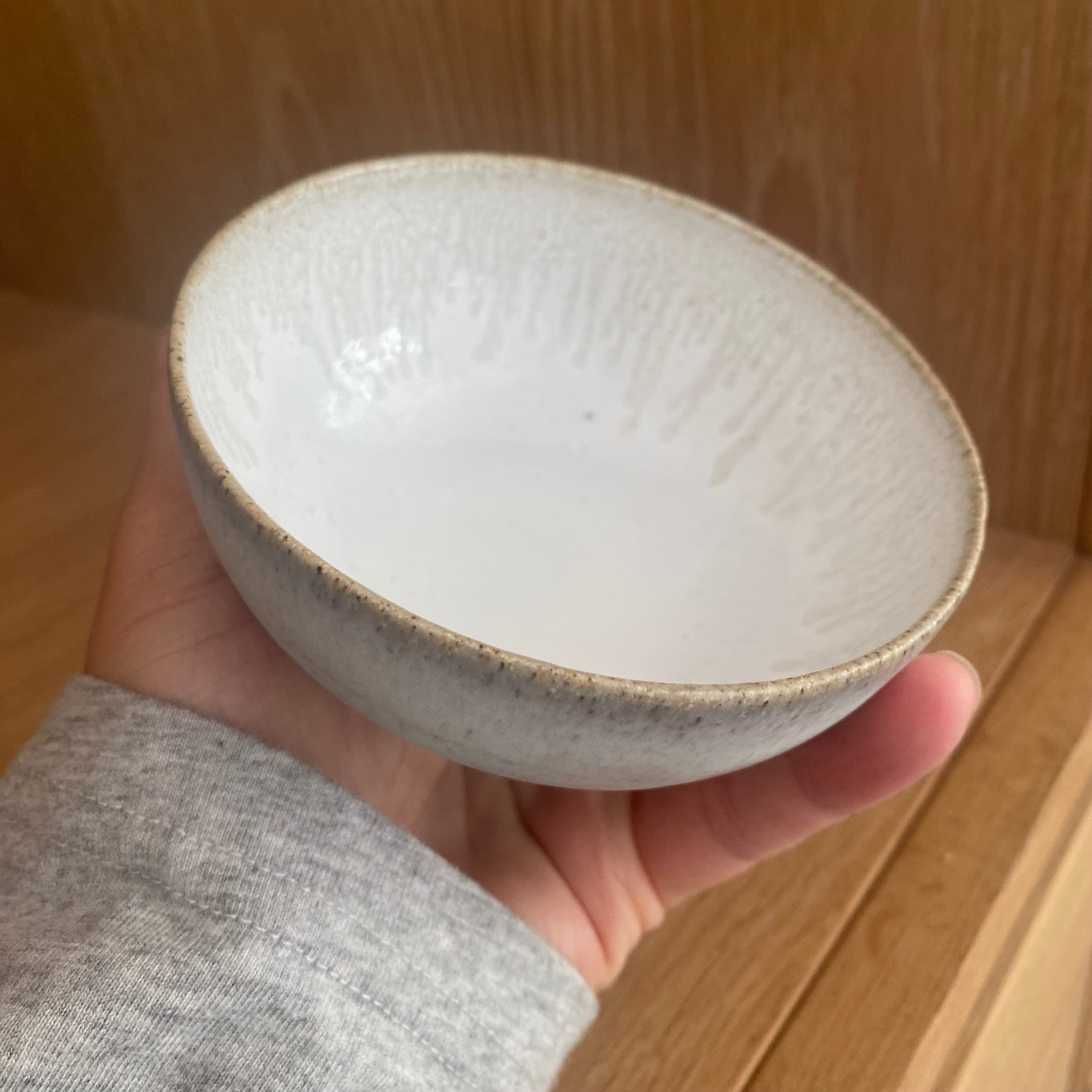 Unik håndlavet morgenmadsskål i creme og hvid keramik