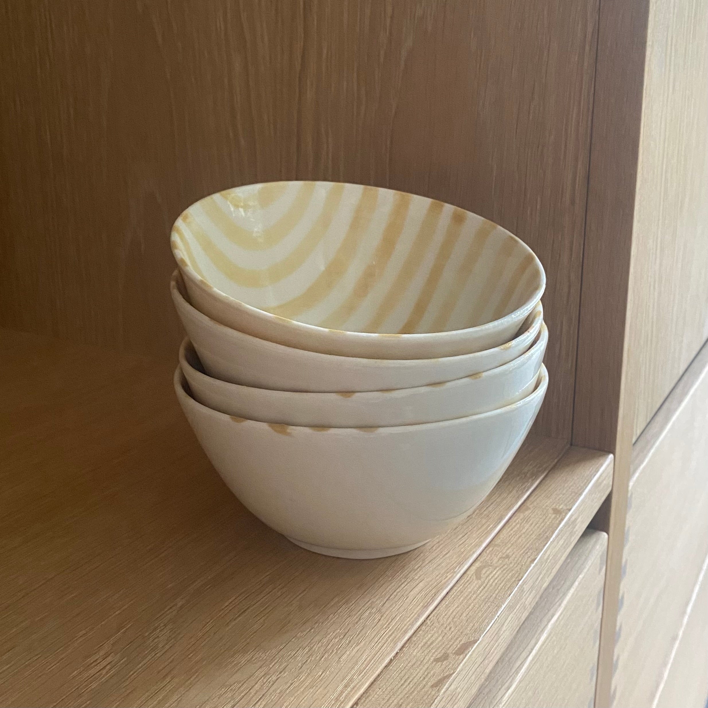 Hånddrejet morgenmadsskål i porcelæn med gule striber indeni 