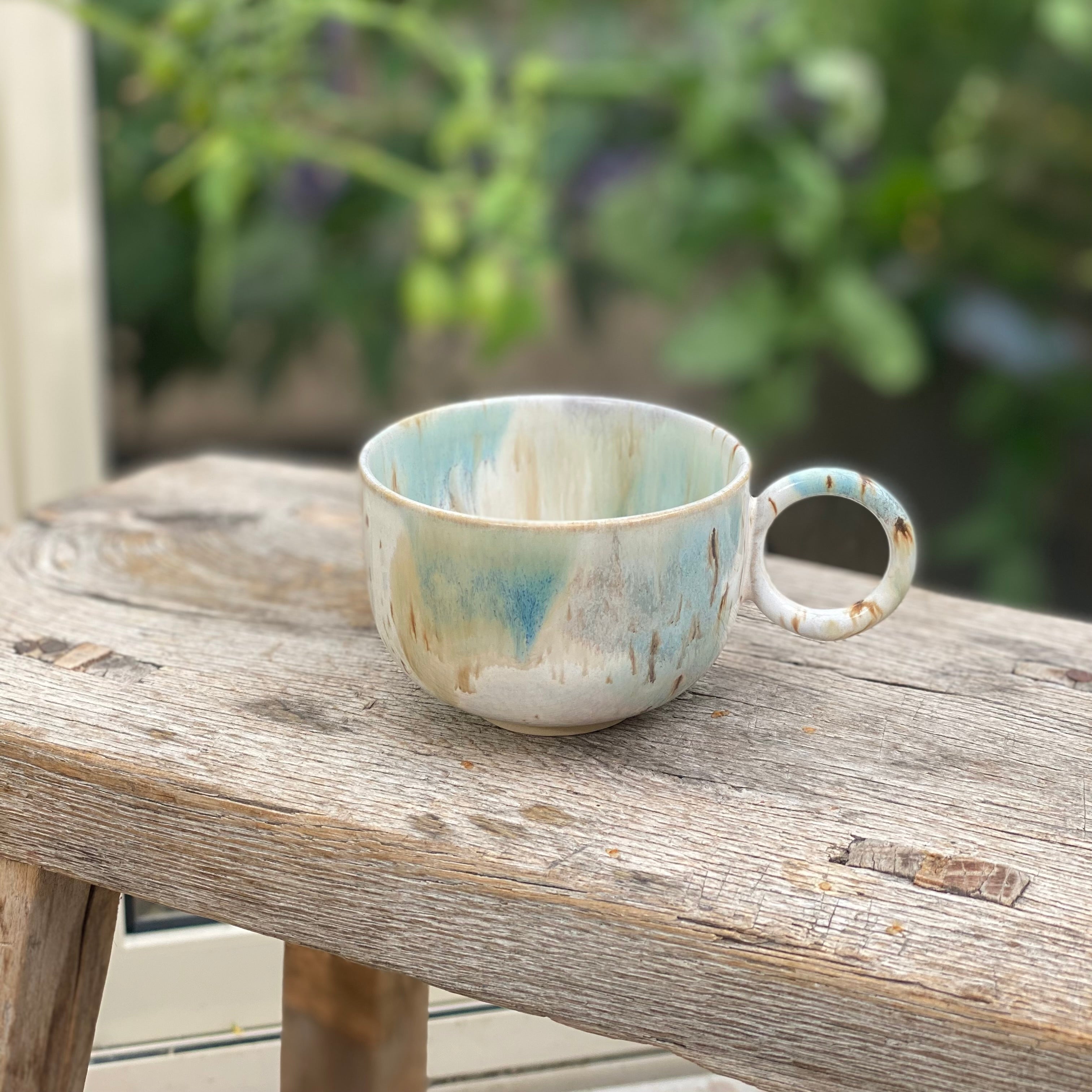 Håndlavet keramikkrus NAMI KIRI med blå, hvide og brune nuancer fra Marinski Heartmades