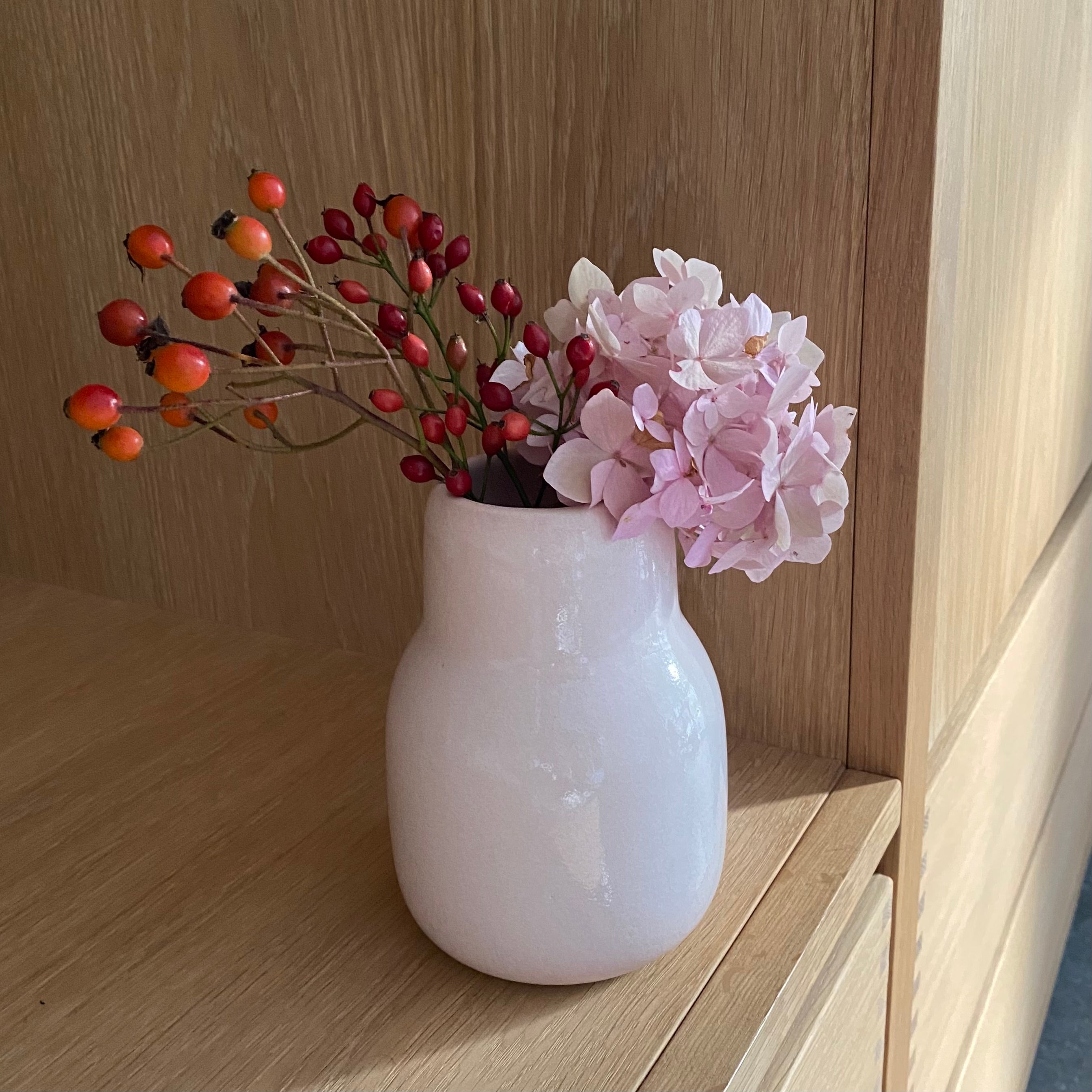 Keramikvase i Sea Rose fra Oh Oak – med blomster, håndlavet i Nexø