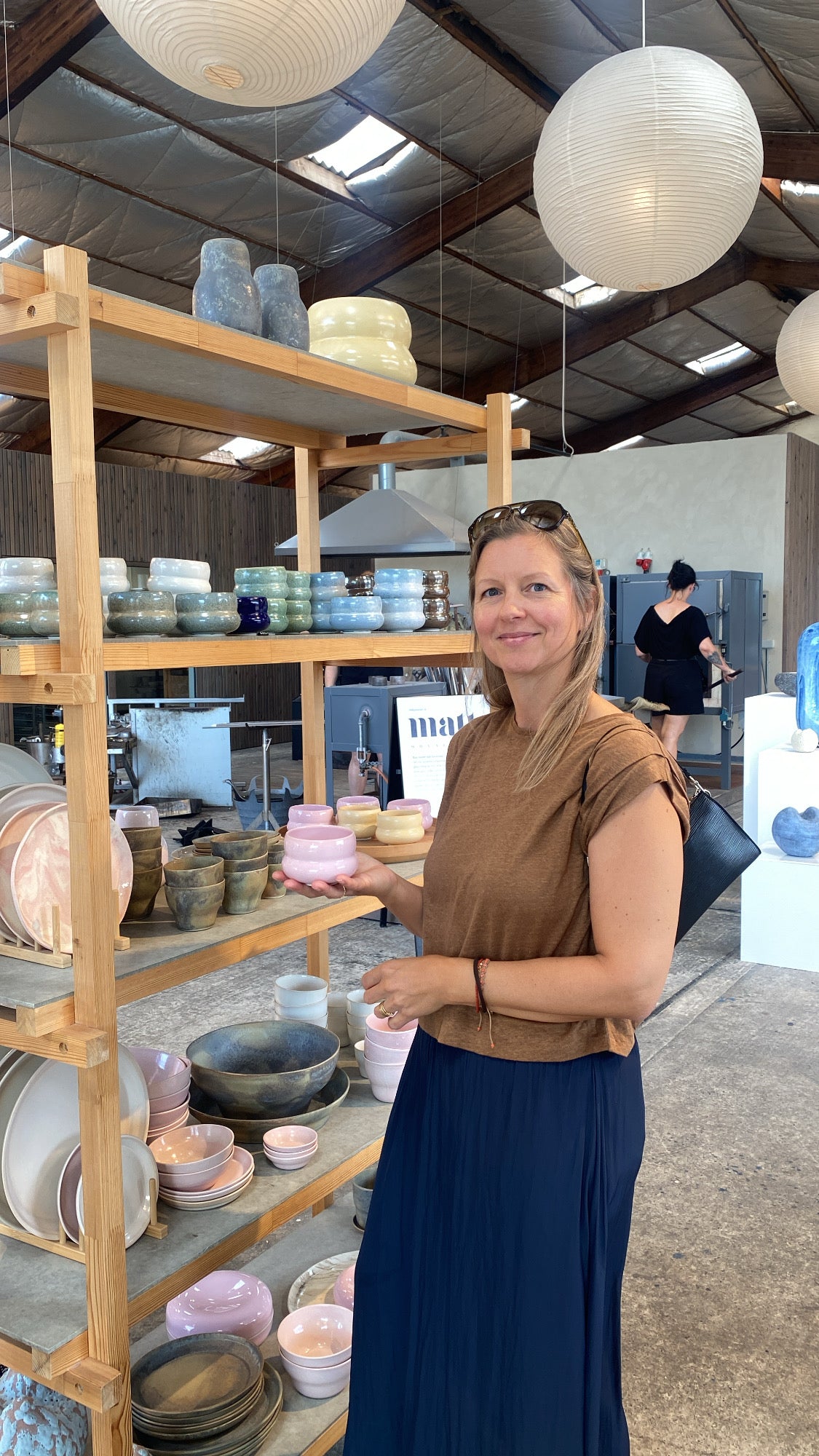 Indehaver af Unika K vælger håndlavet keramik i Oh Oaks butik Matter i Nexø på Bornholm