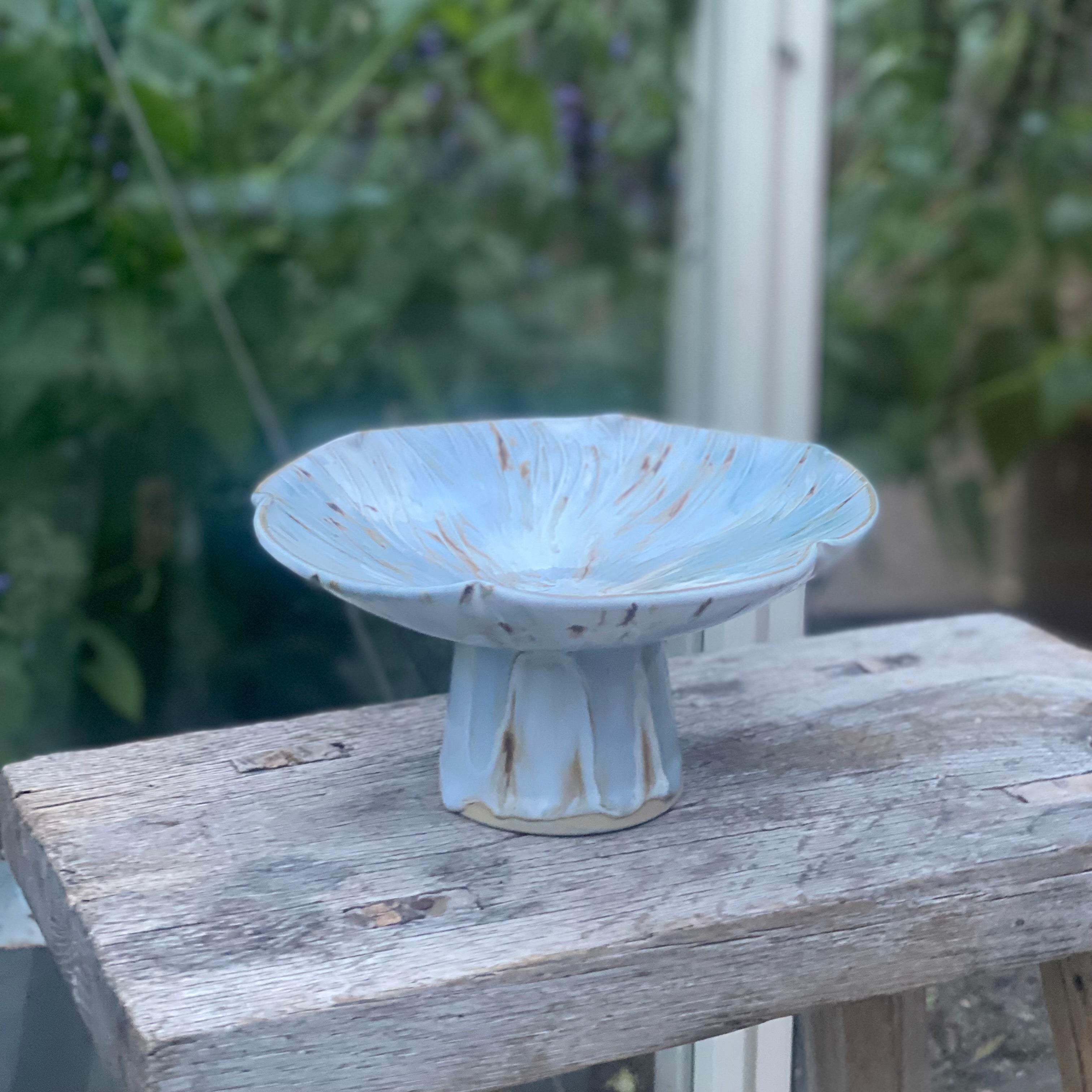 Keramikopsats ‘Flower’ med smuk glasur i blå, creme og brune nuancer – sidevinkel