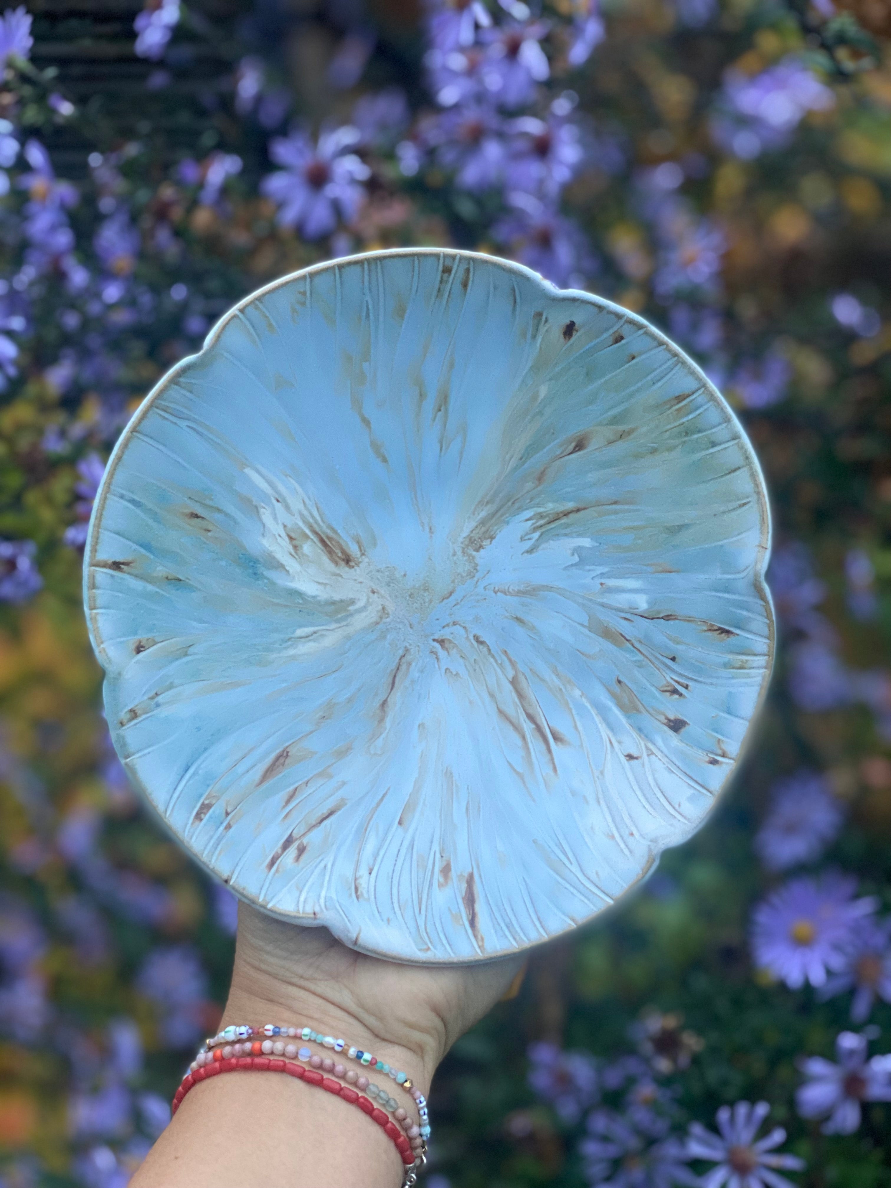 Detalje af keramikopsats ‘Flower’ med struktur i stentøjet og matte glasurtoner