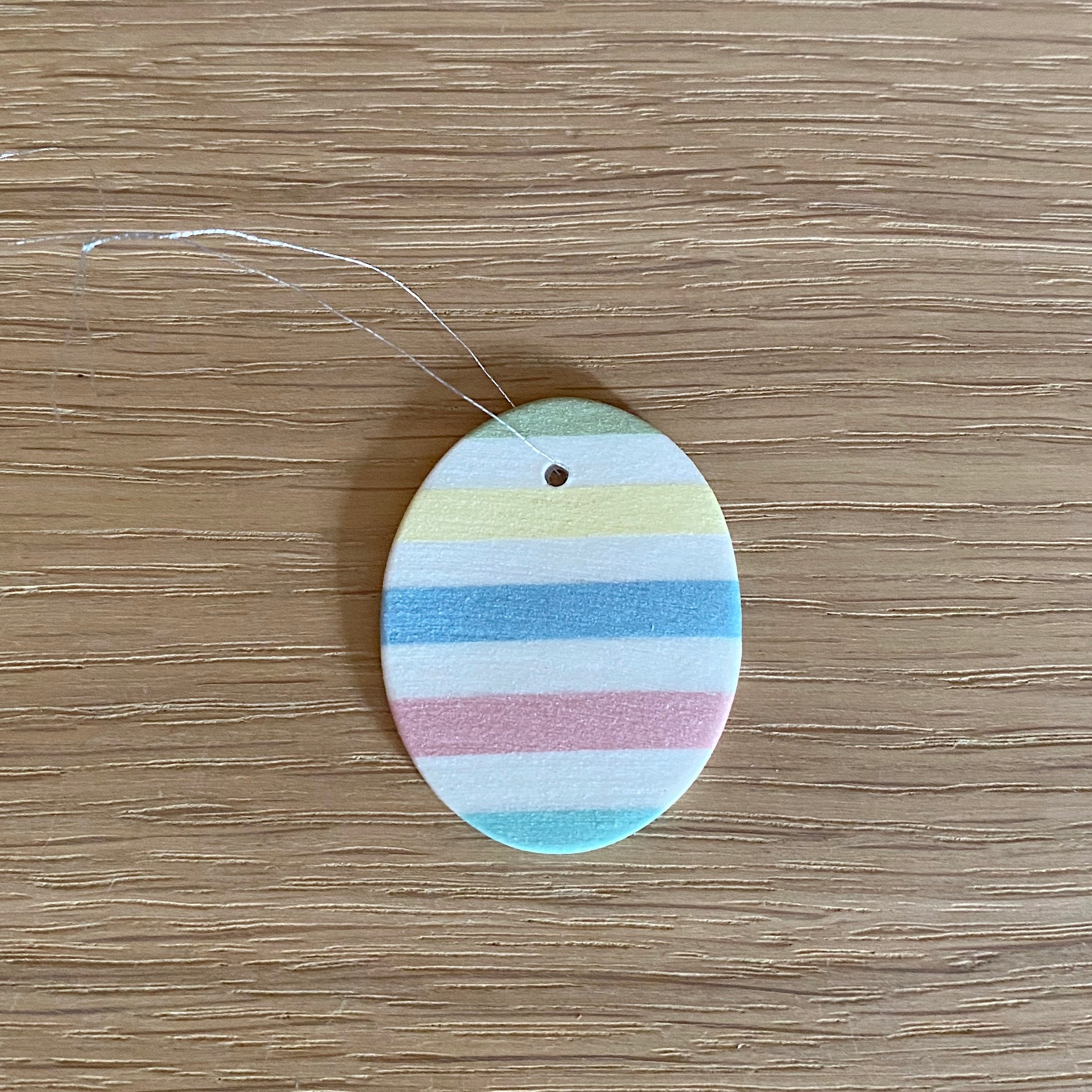 Håndlavet påskeæg i porcelæn med lyse pastelfarver til påskedekoration