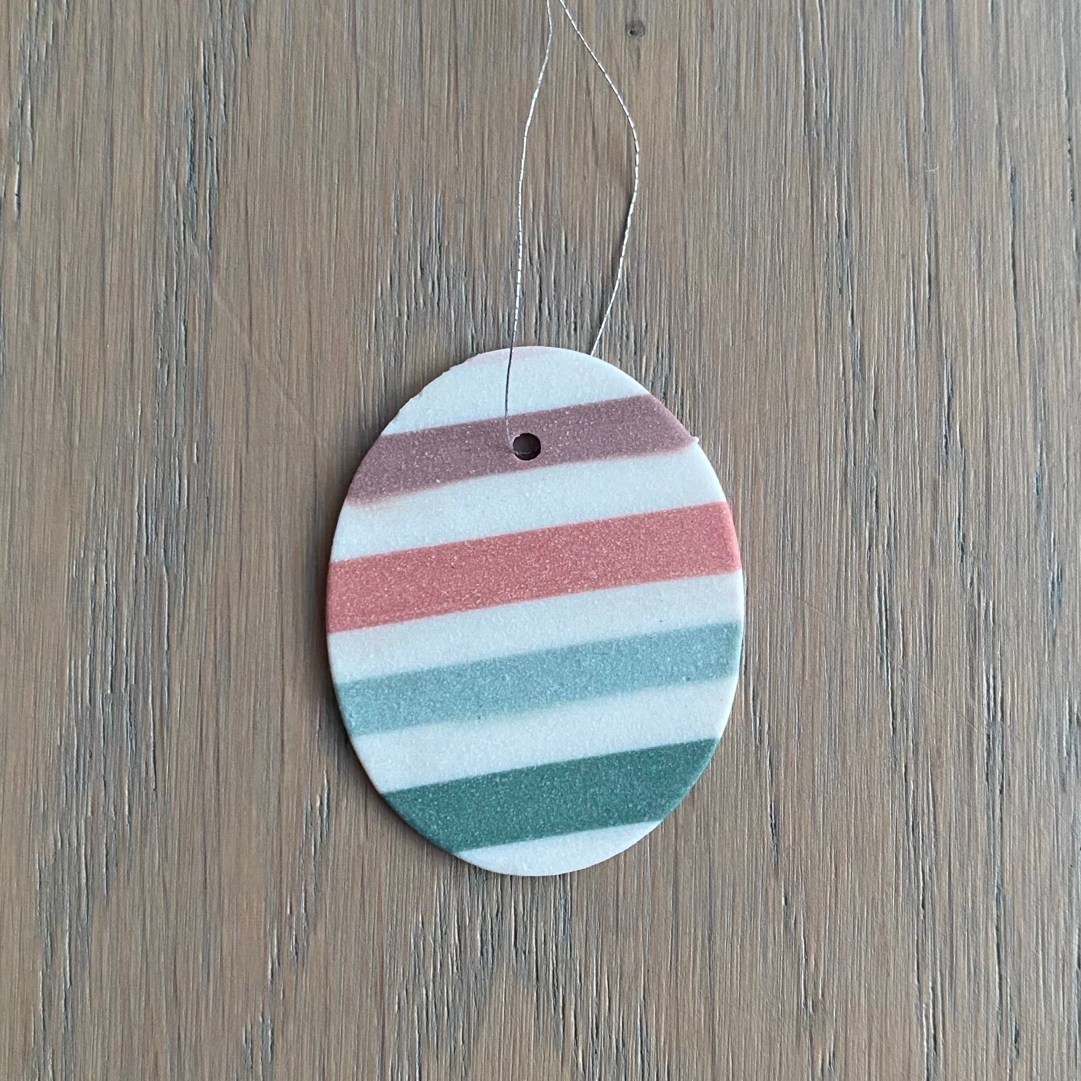 Håndlavet påskeæg ophæng i porcelæn med striber i mørke pastelfarver