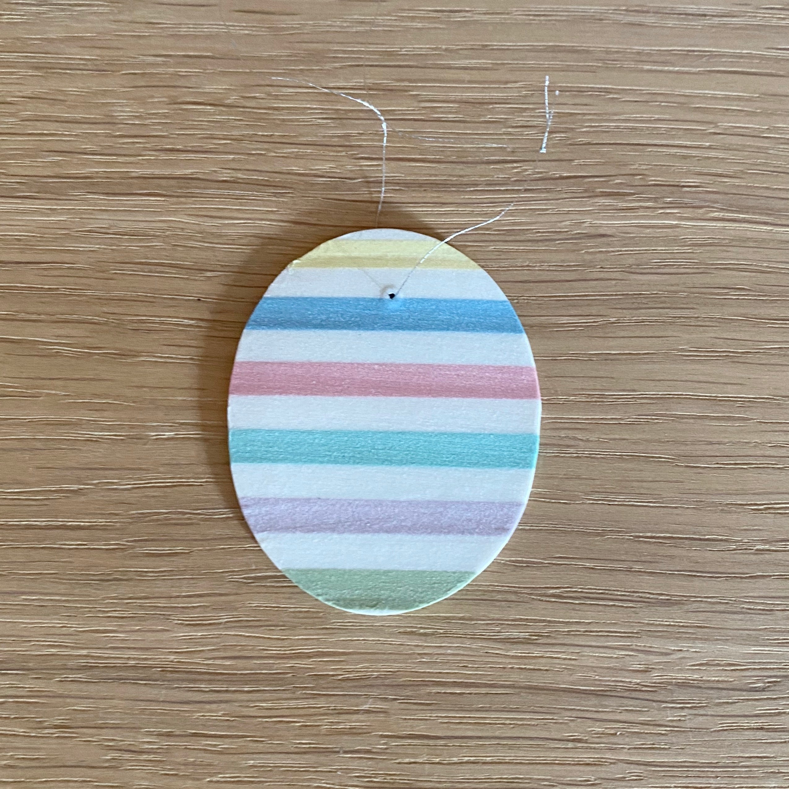 Håndlavet påskeæg ophæng i porcelæn med lyse pastelfarver