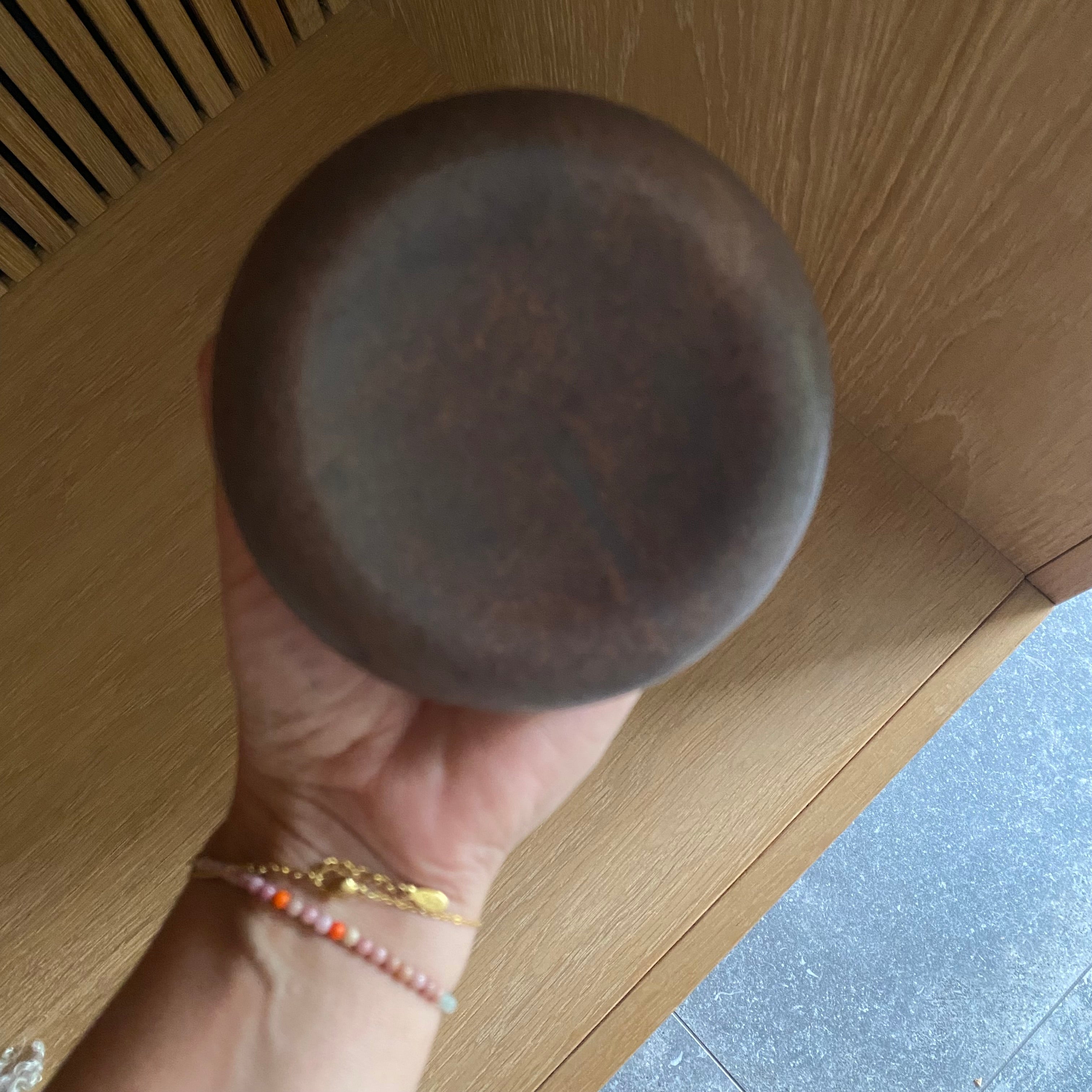 Pebble Dish Umber holdt i hånden – vis størrelse og form på den lille keramikskål