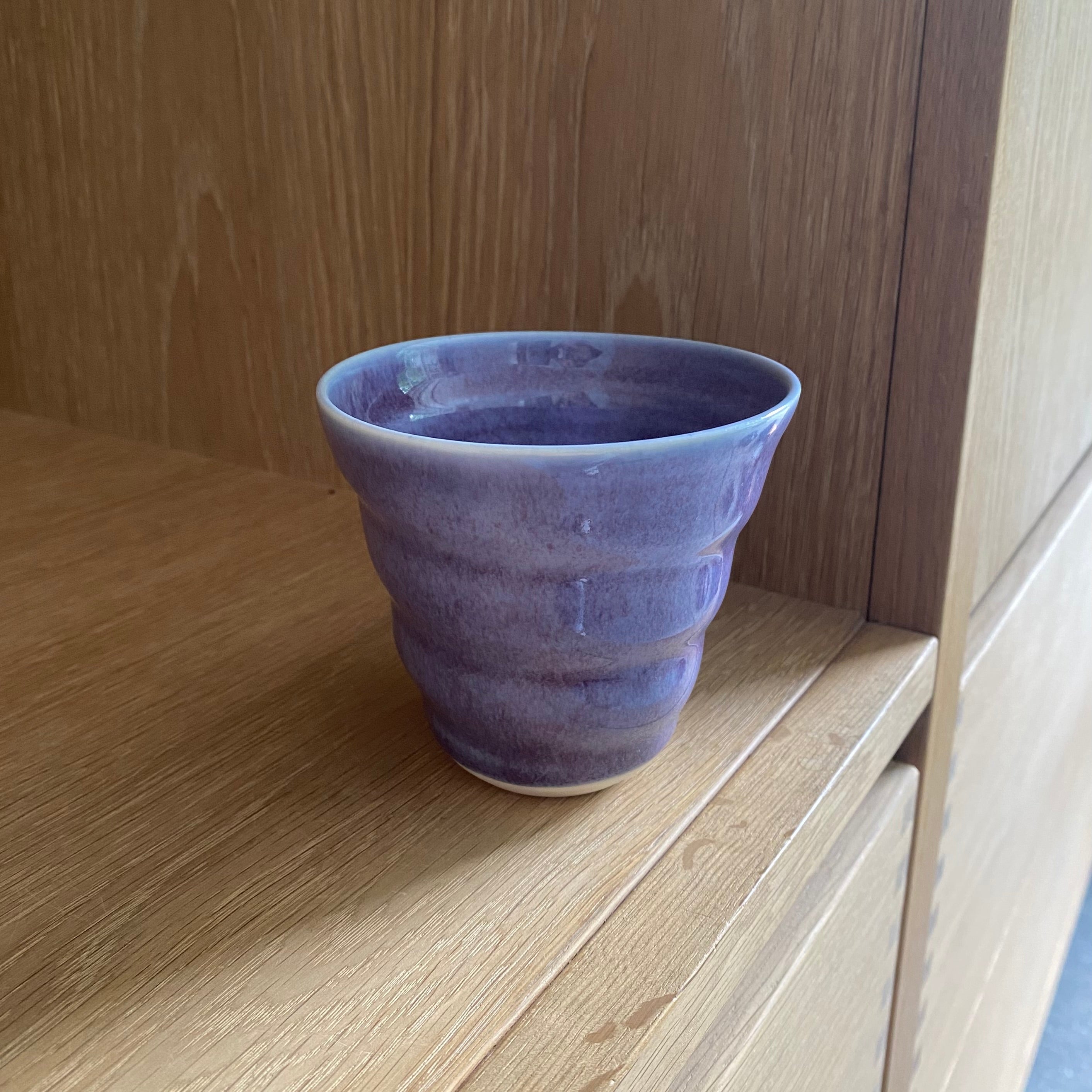 Hånddrejet porcelæn latte spiralkop i blåviol fra Rikke Mangelsen – dansk keramik hos unika:k