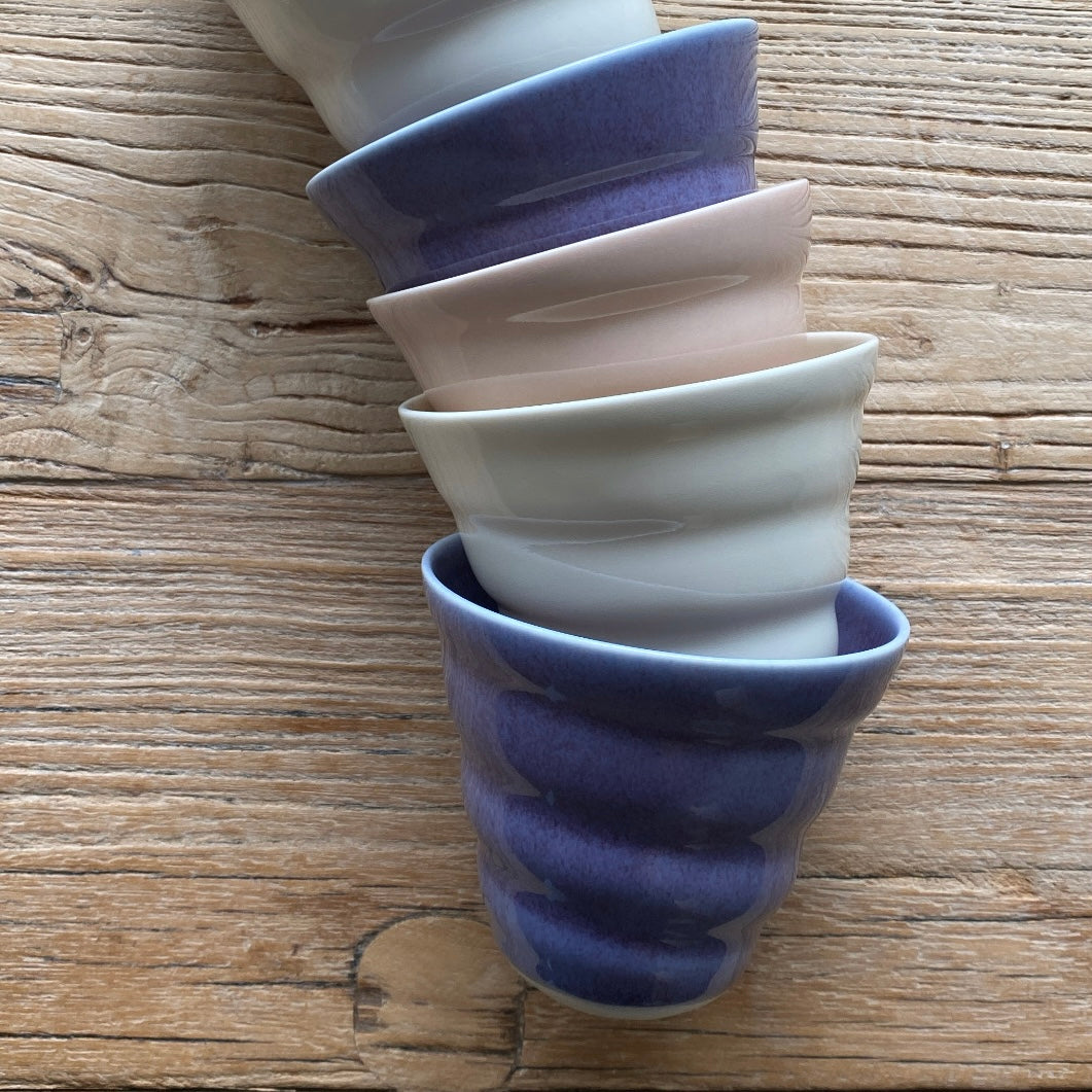 Hånddrejet porcelæn latte spiralkopper i farver fra Rikke Mangelsen – dansk keramik hos unika:k