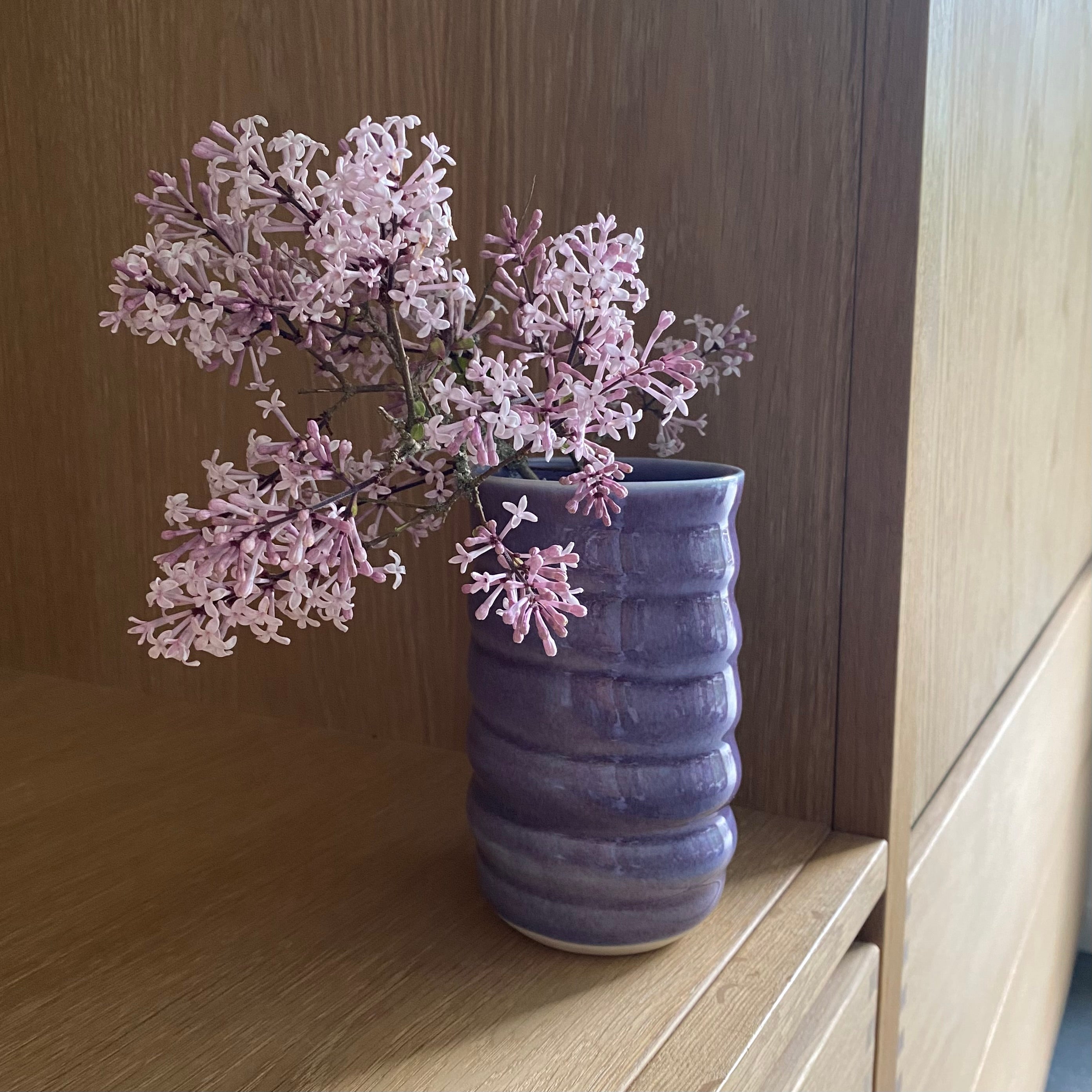 Porcelæn spiralvase i blåviol med syrener – hånddrejet af Rikke Mangelsen, dansk keramik hos unika:k