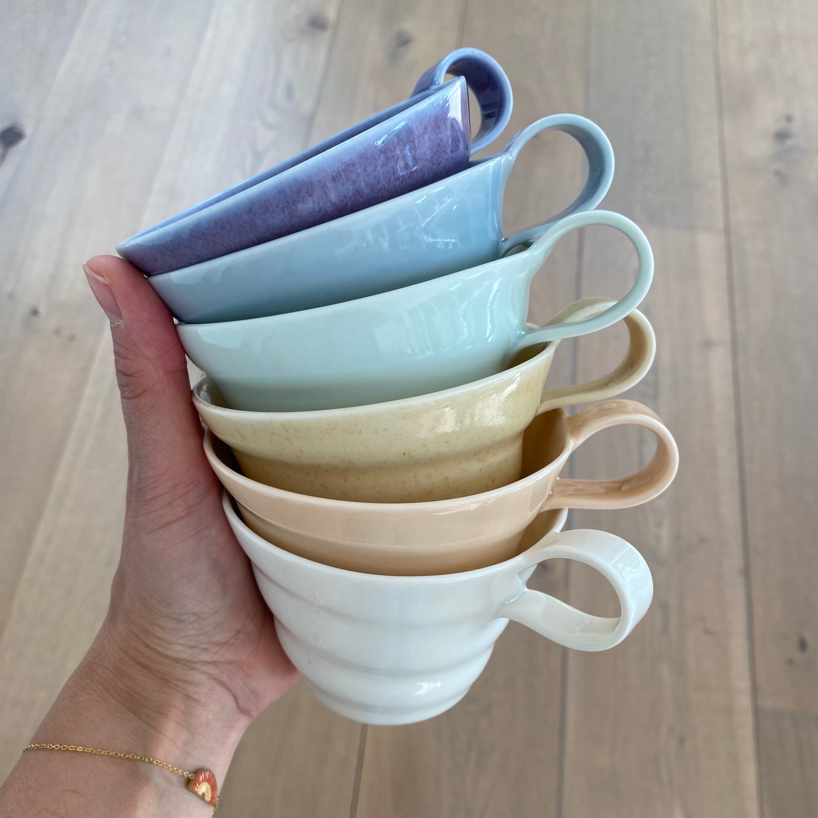 Porcelæn spiralkop i klassisk hvid – håndlavet kop med hank fra unika:k