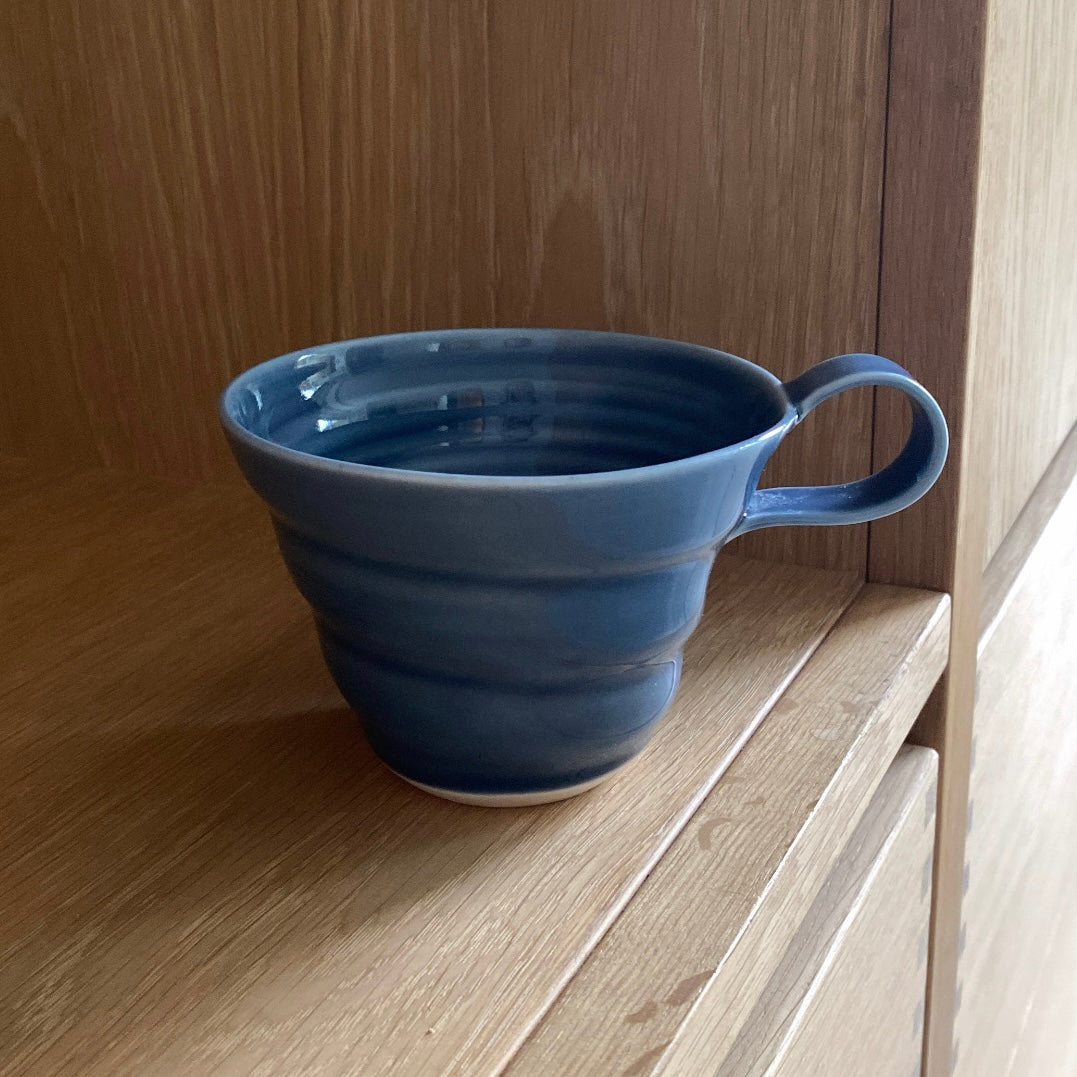 Hånddrejet spiralkop i porcelæn – demin blå farve – fra keramiker Rikke Mangelsen hos unika:k.