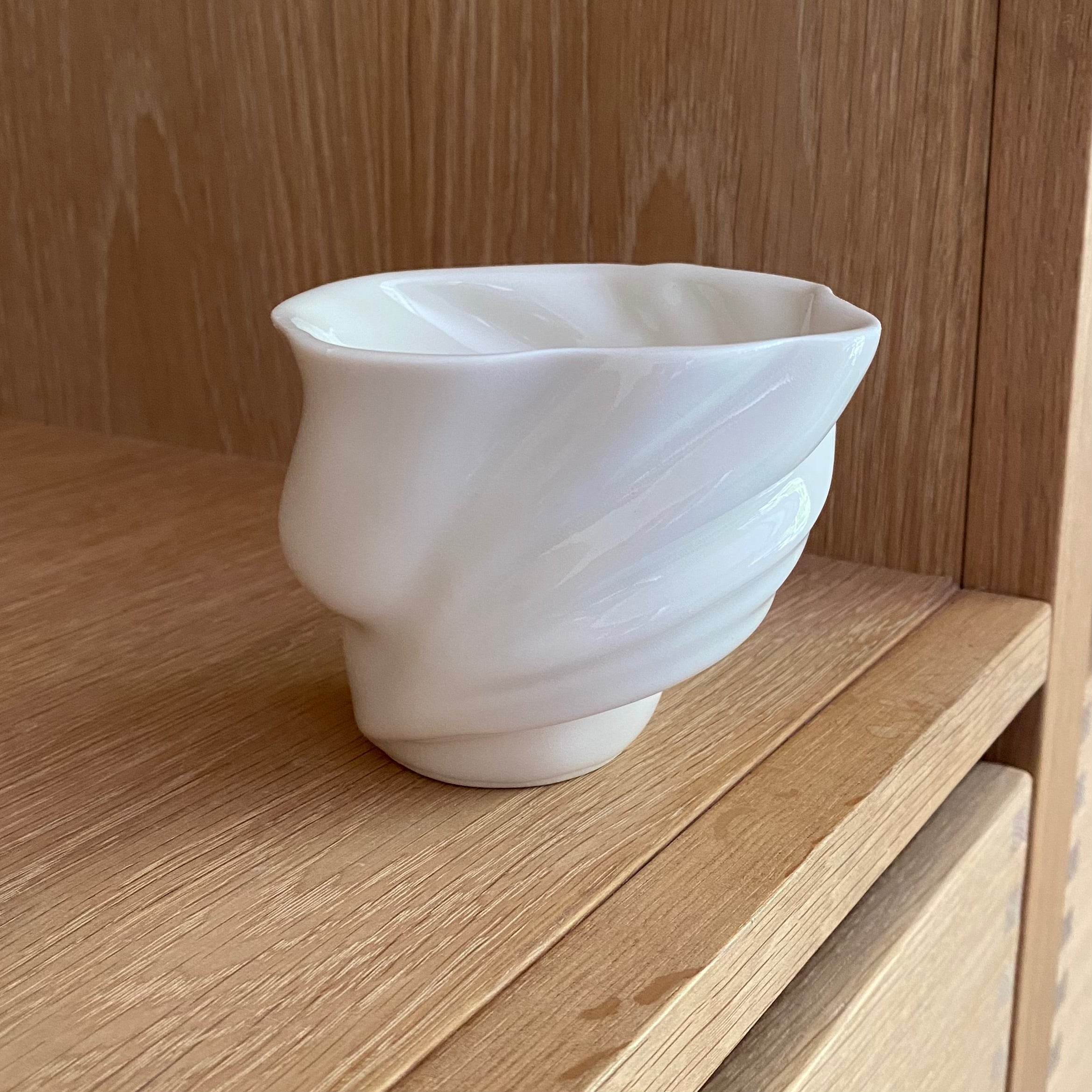 Håndlavet porcelænskop med svaneæg-finish – set skråt oppefra