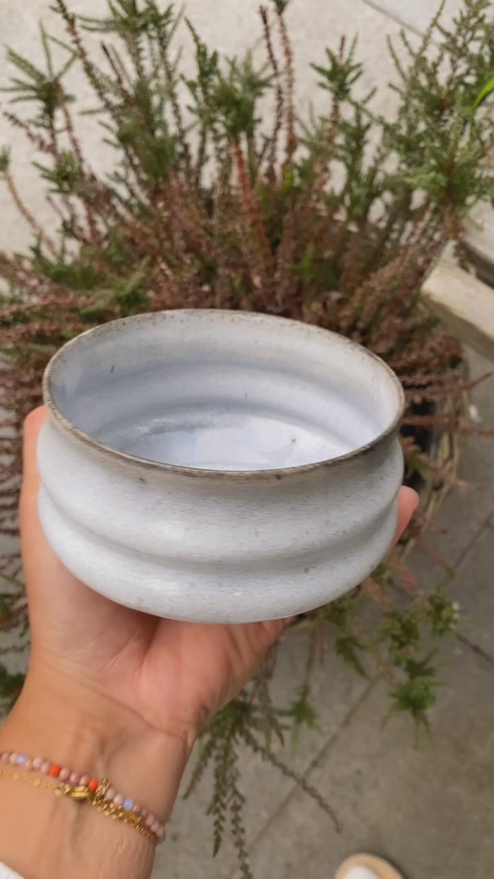 Video af håndlavet blå matcha kop i keramik – viser form, farve og håndværksdetaljer