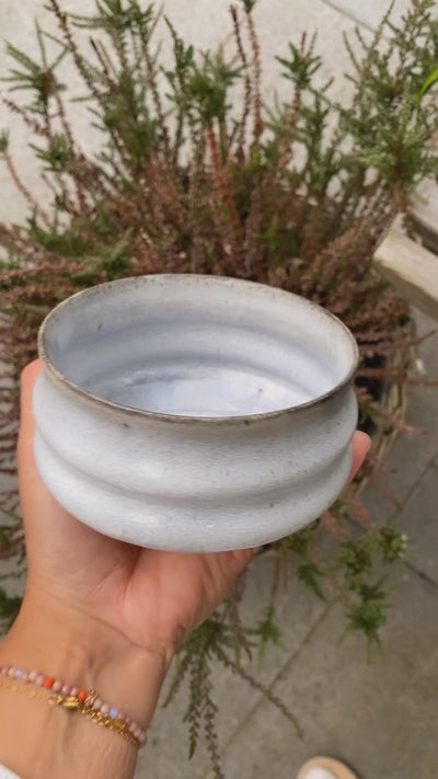 Video af håndlavet blå matcha kop i keramik – viser form, farve og håndværksdetaljer