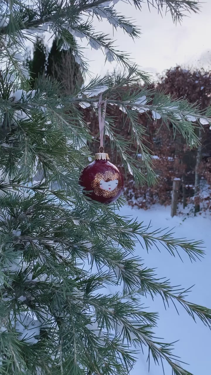 roed haandlavet keramik julekugle paa juletrae - unika:k