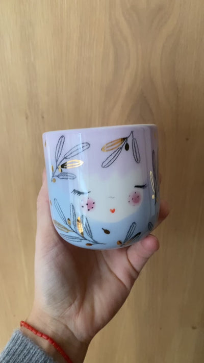 Håndlavet keramikkop Olives fra Marinski Heartmades med blå og lilla pasteller og gulddetaljer