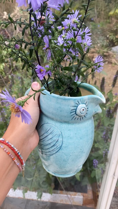 Turkis uglekande fra Erik Bendtsen brugt som vase med lilla asters – håndlavet dansk keramik