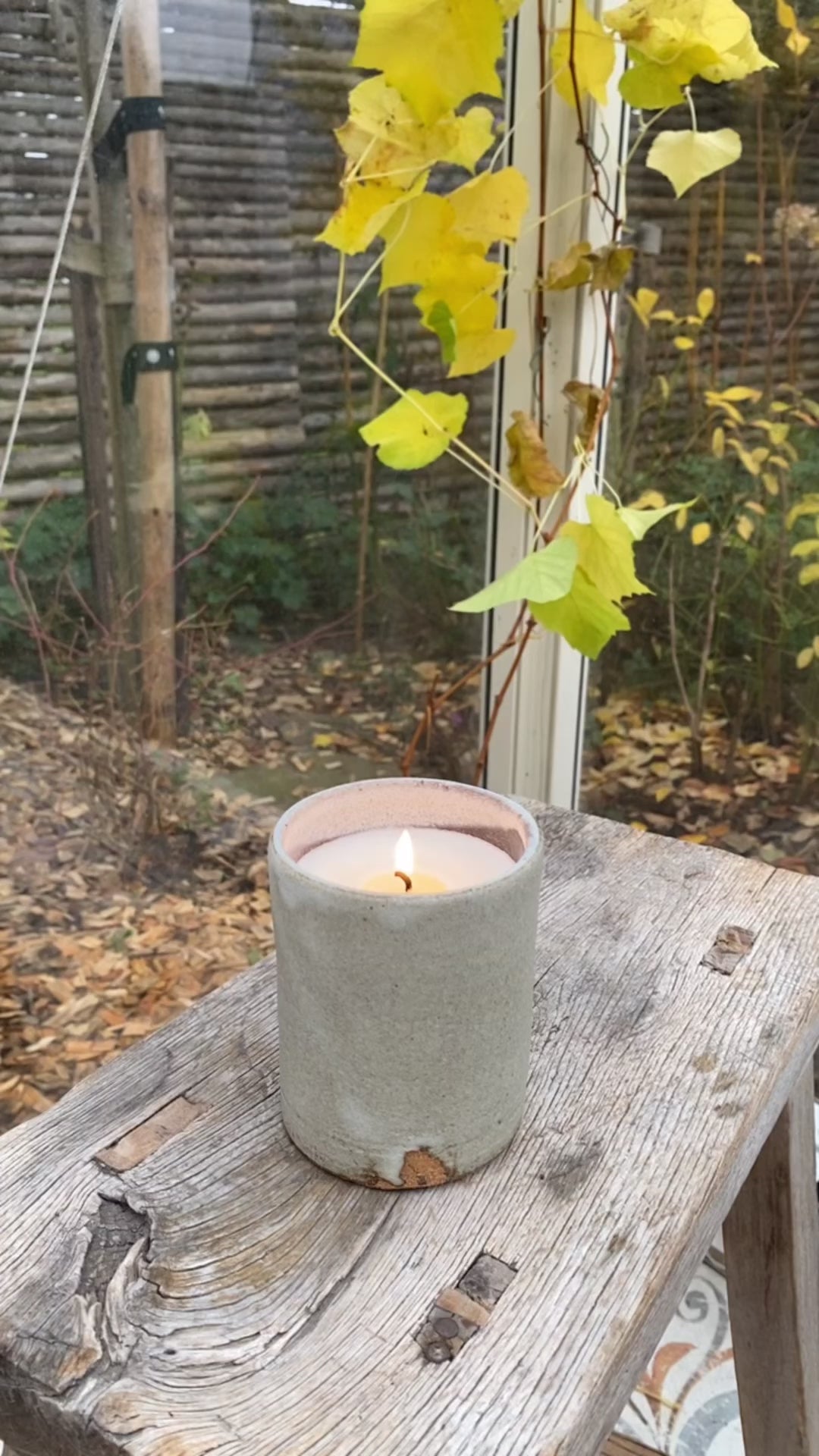 Video af tændt duftlys i hånddrejet keramik.