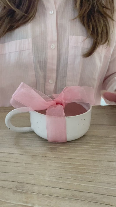 Håndlavet lyserød kaffekop med hank – dansk keramik