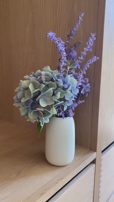 Video af keramikvase Mono Eggshell med blomster i – håndlavet vase fra Oh Oak på Bornholm