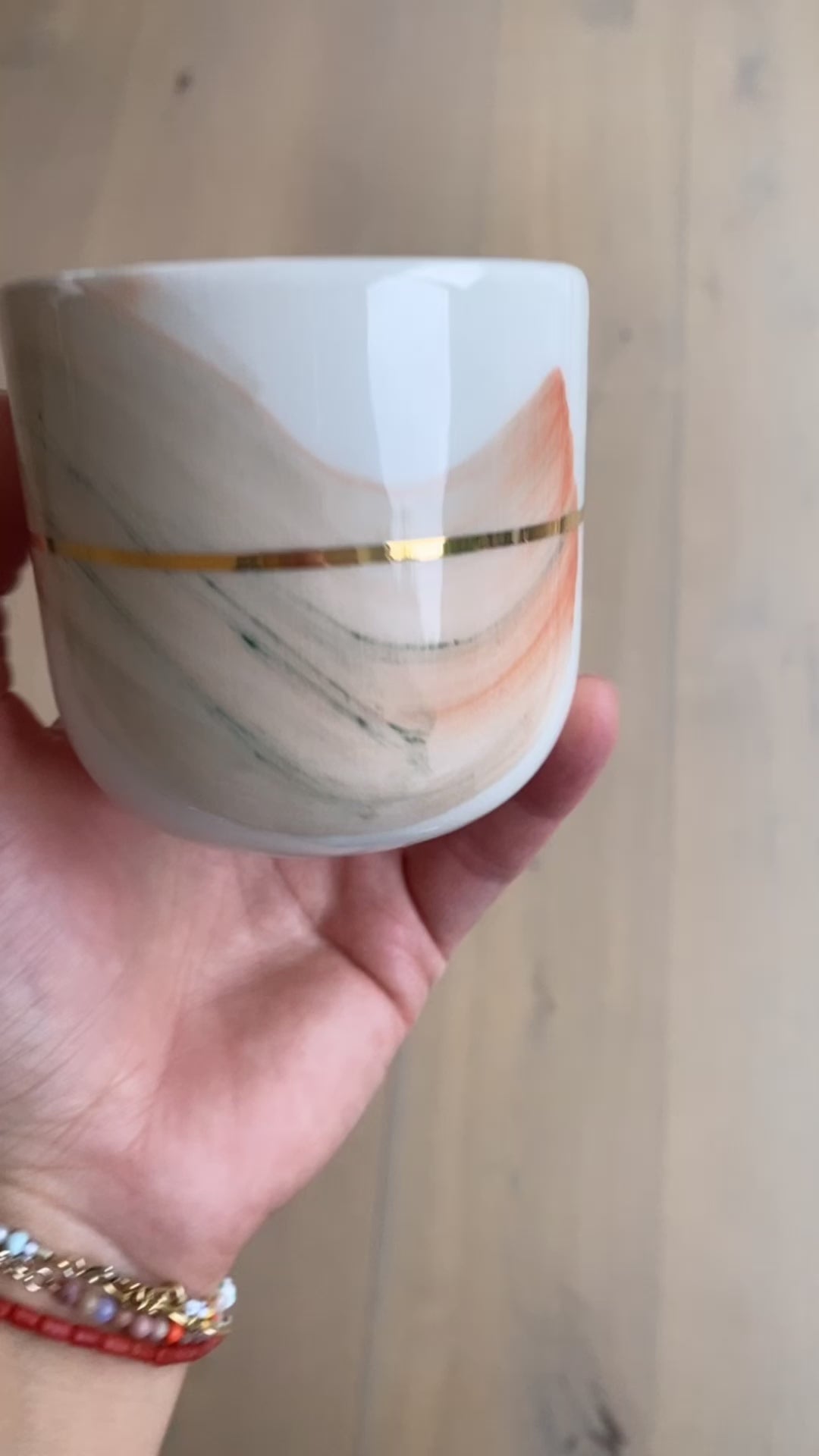 Håndlavet cappuccino kop i keramik, mint og coral design med gyldne detaljer