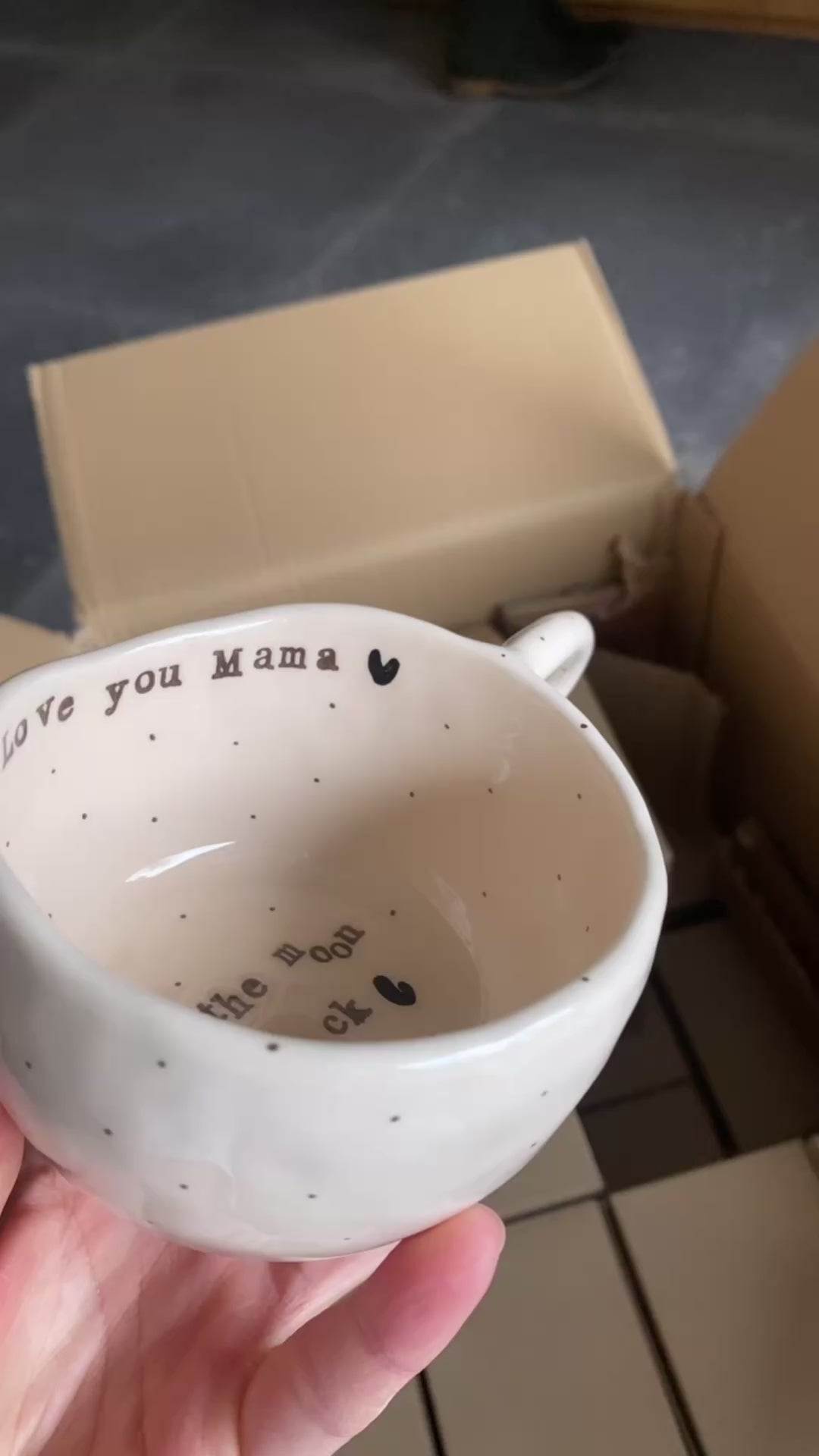 Unik kop til mor i håndlavet keramik – personlig gave med kærligt budskab