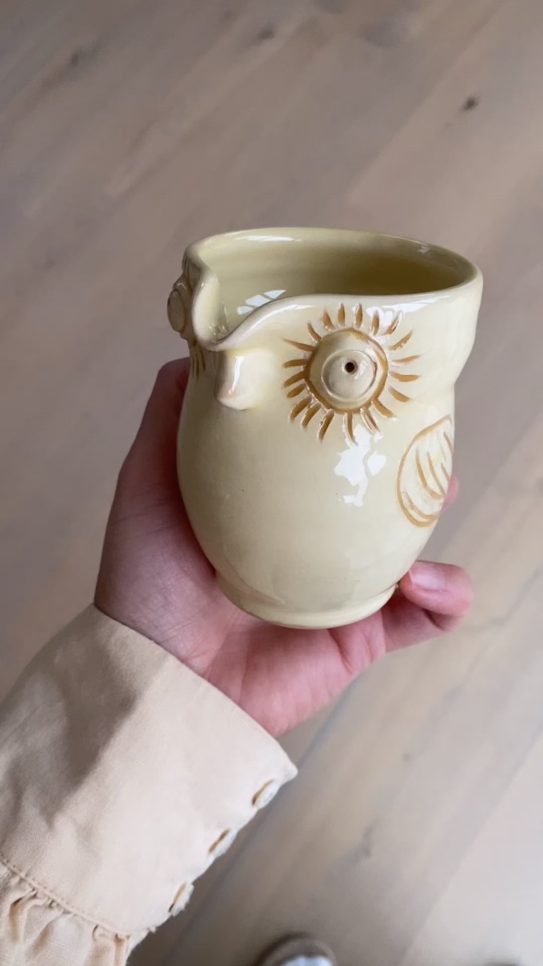 Uglekande lille i cremegul hånddrejet dansk keramik af Erik Bendtsen – set forfra