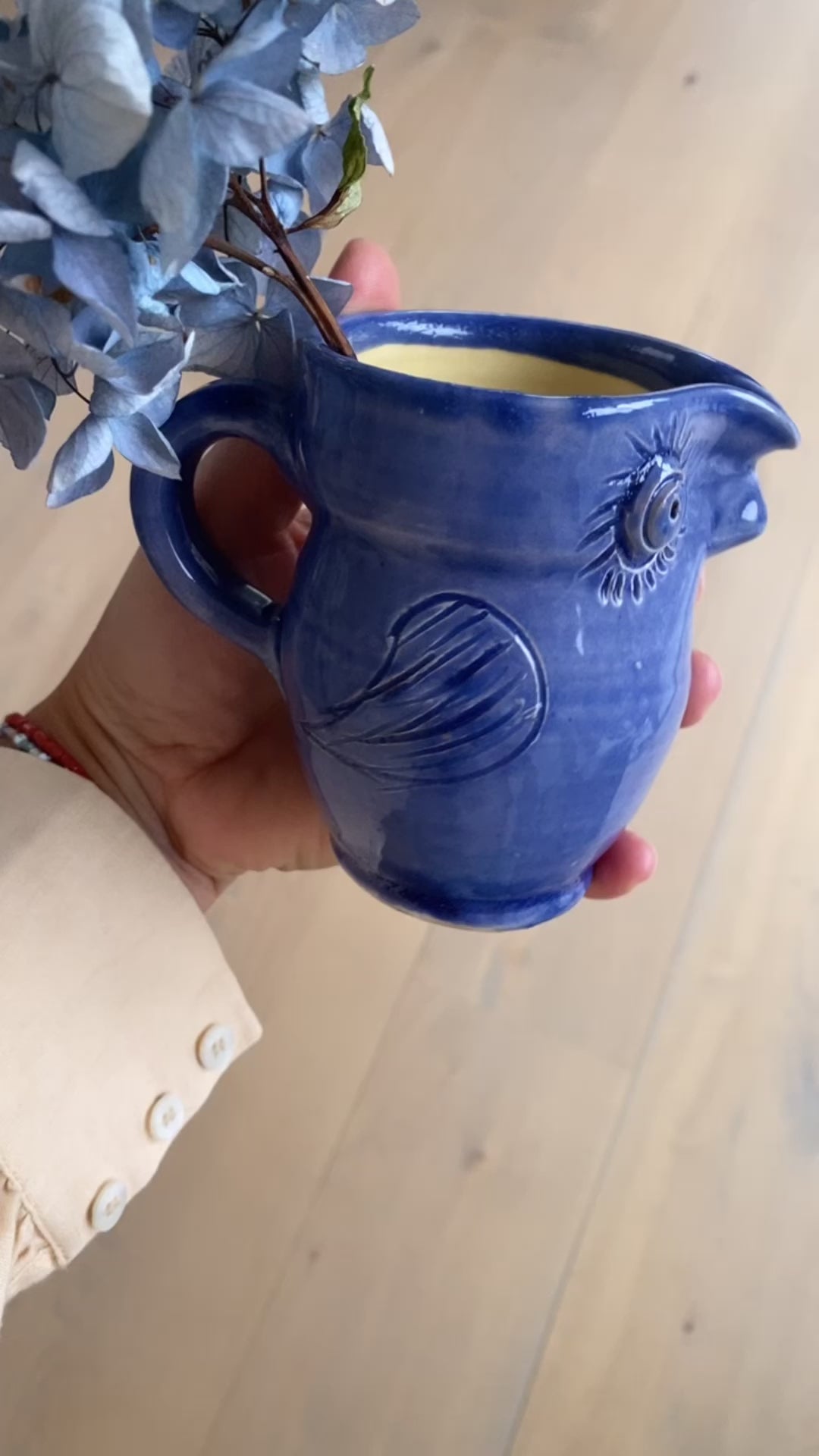 Blå uglekande fra keramiker Erik Bendtsen brugt som vase – hånddrejet dansk keramik