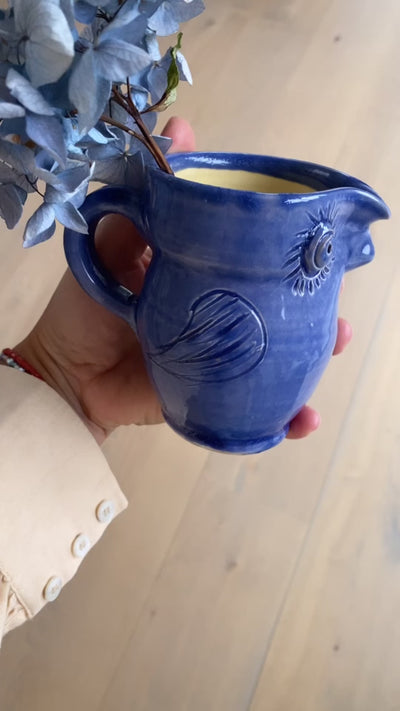 Blå uglekande fra keramiker Erik Bendtsen brugt som vase – hånddrejet dansk keramik
