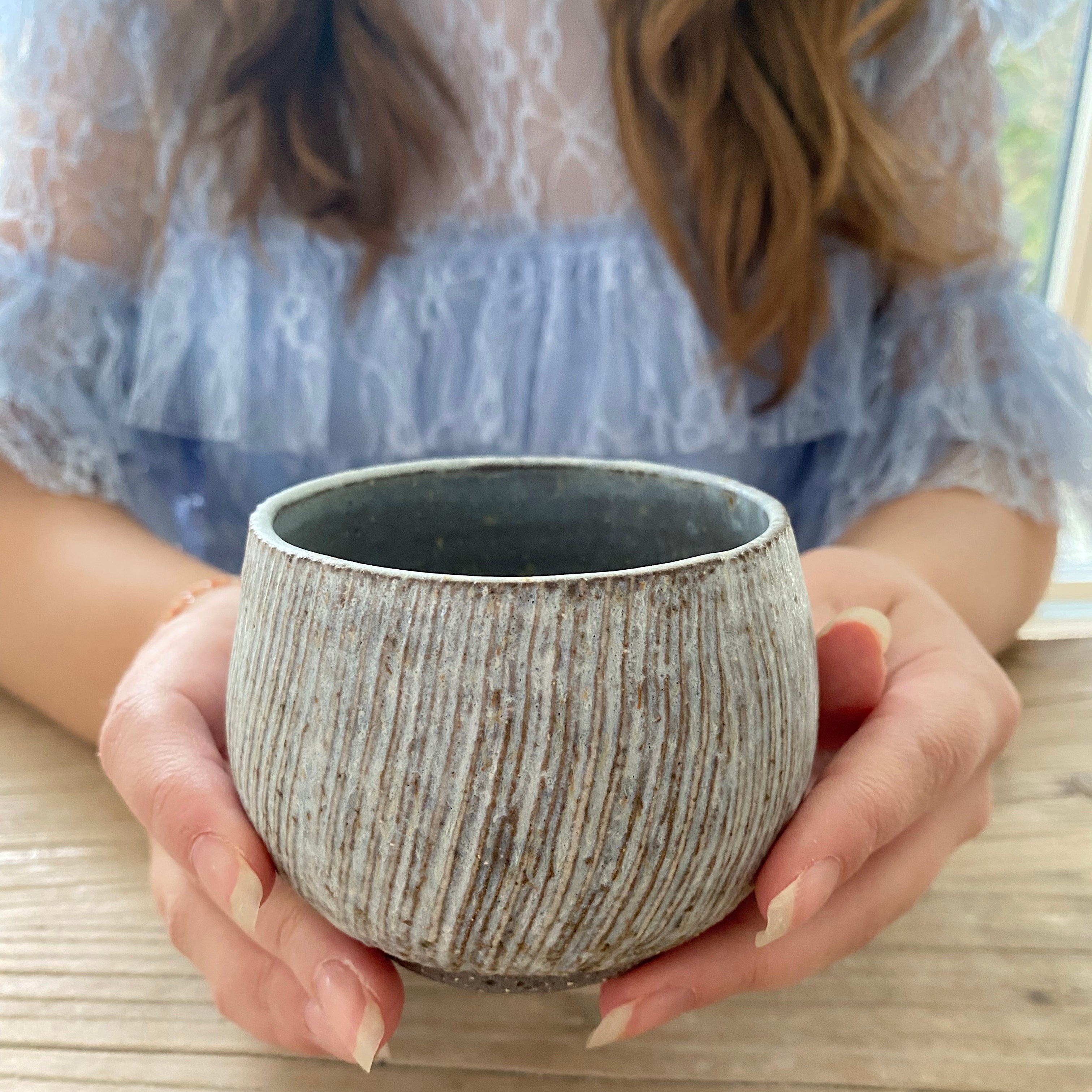 Riflet blågrå kop i hånddrejet keramik fra Blacksmith ceramics