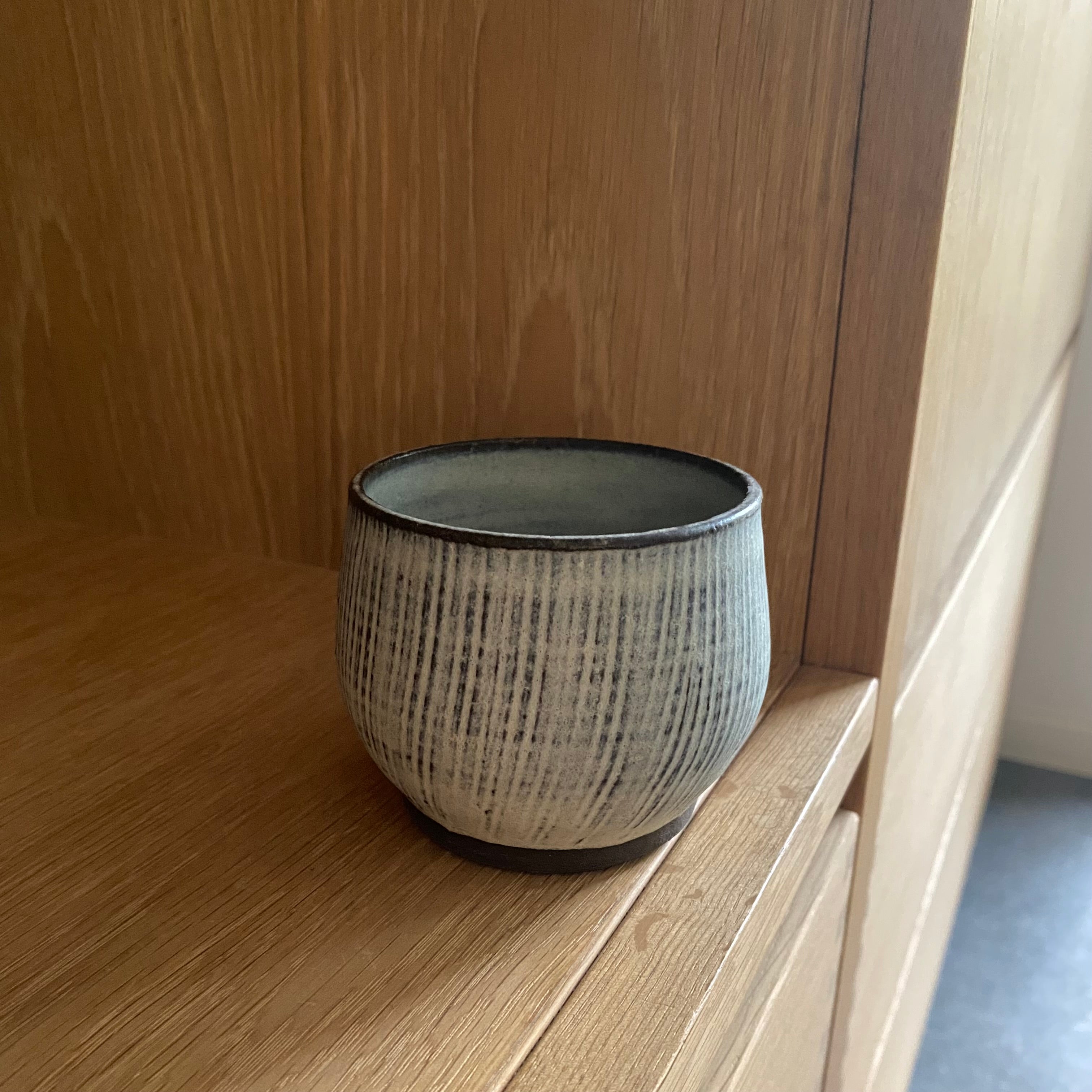 Riflet blågrå kop i hånddrejet keramik fra Blacksmith