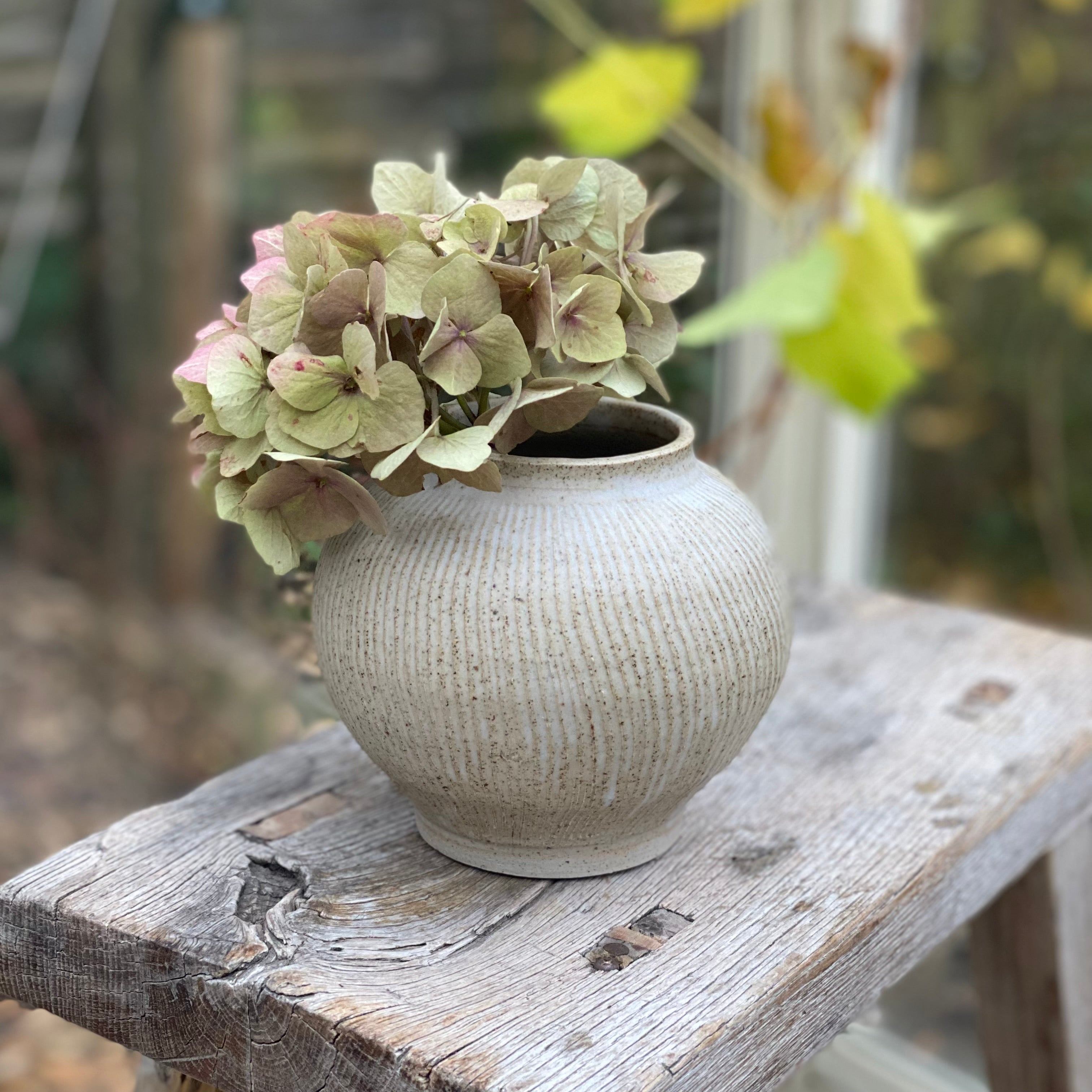 Riflet rund vase i sandfarvet keramik fra Blacksmith ceramics
