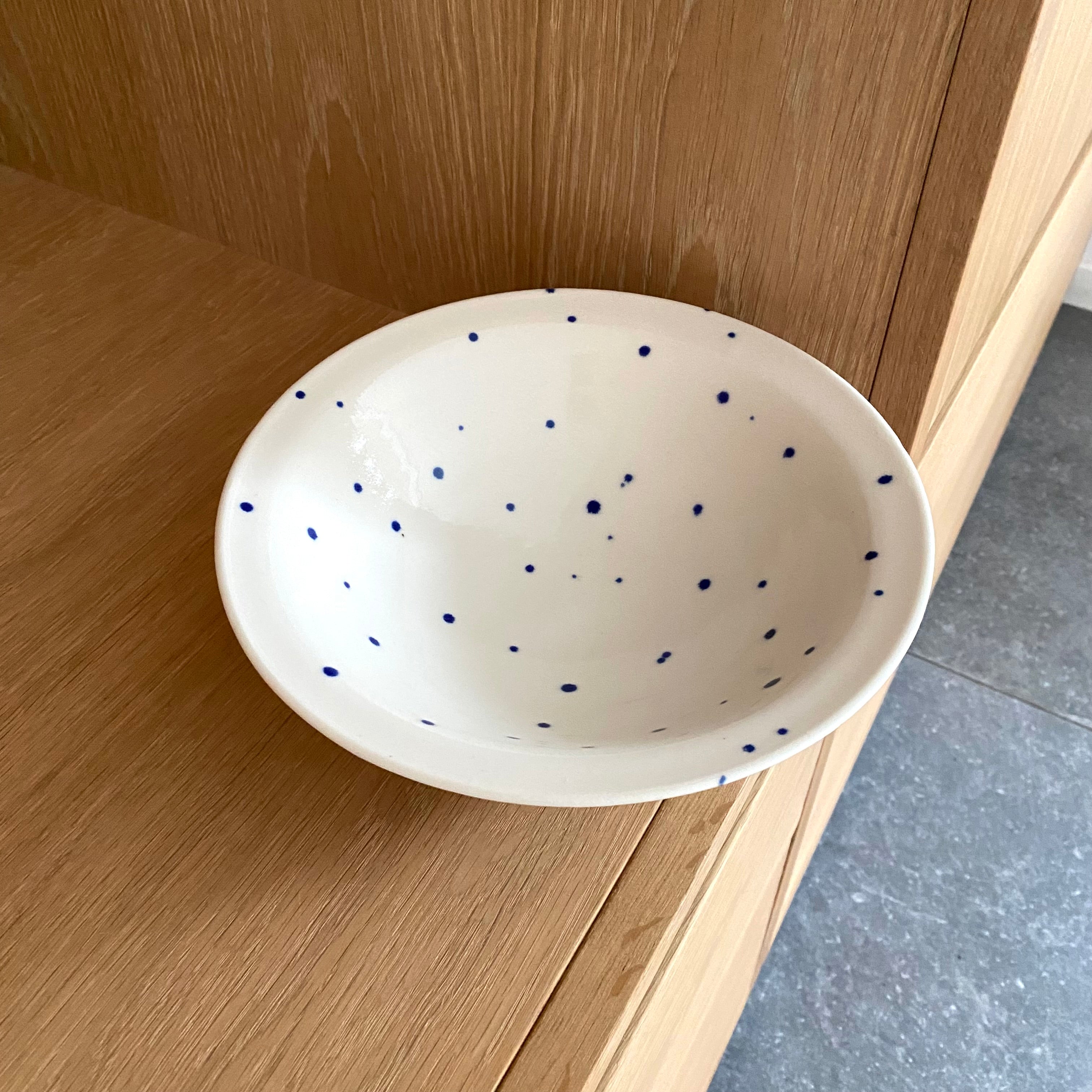 Håndlavet salatskål i porcelæn med blå prikker – keramikfad
