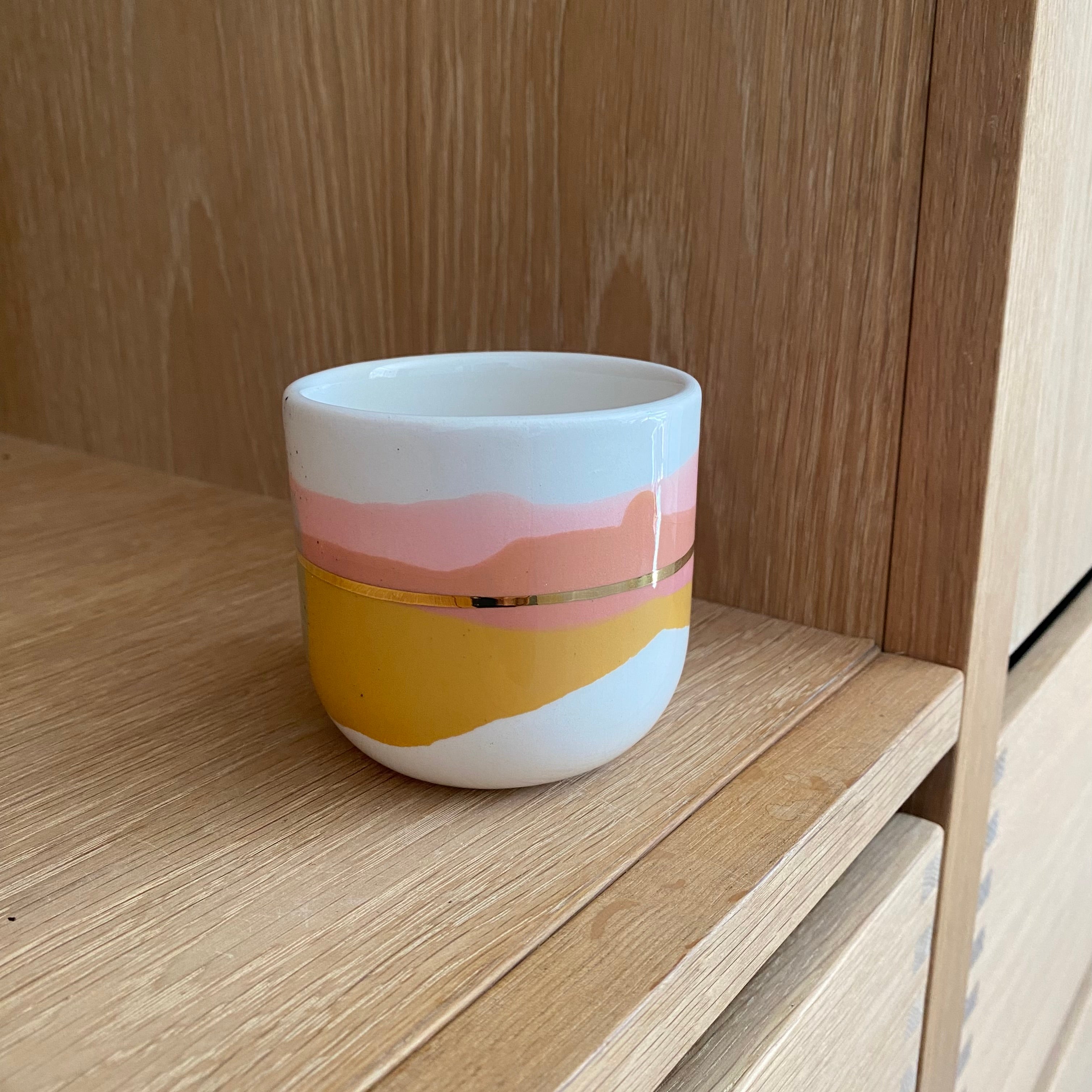 Kaffekop “Landscape” – håndlavet keramik med lyserød, gul og guld fra Marinski Heartmades