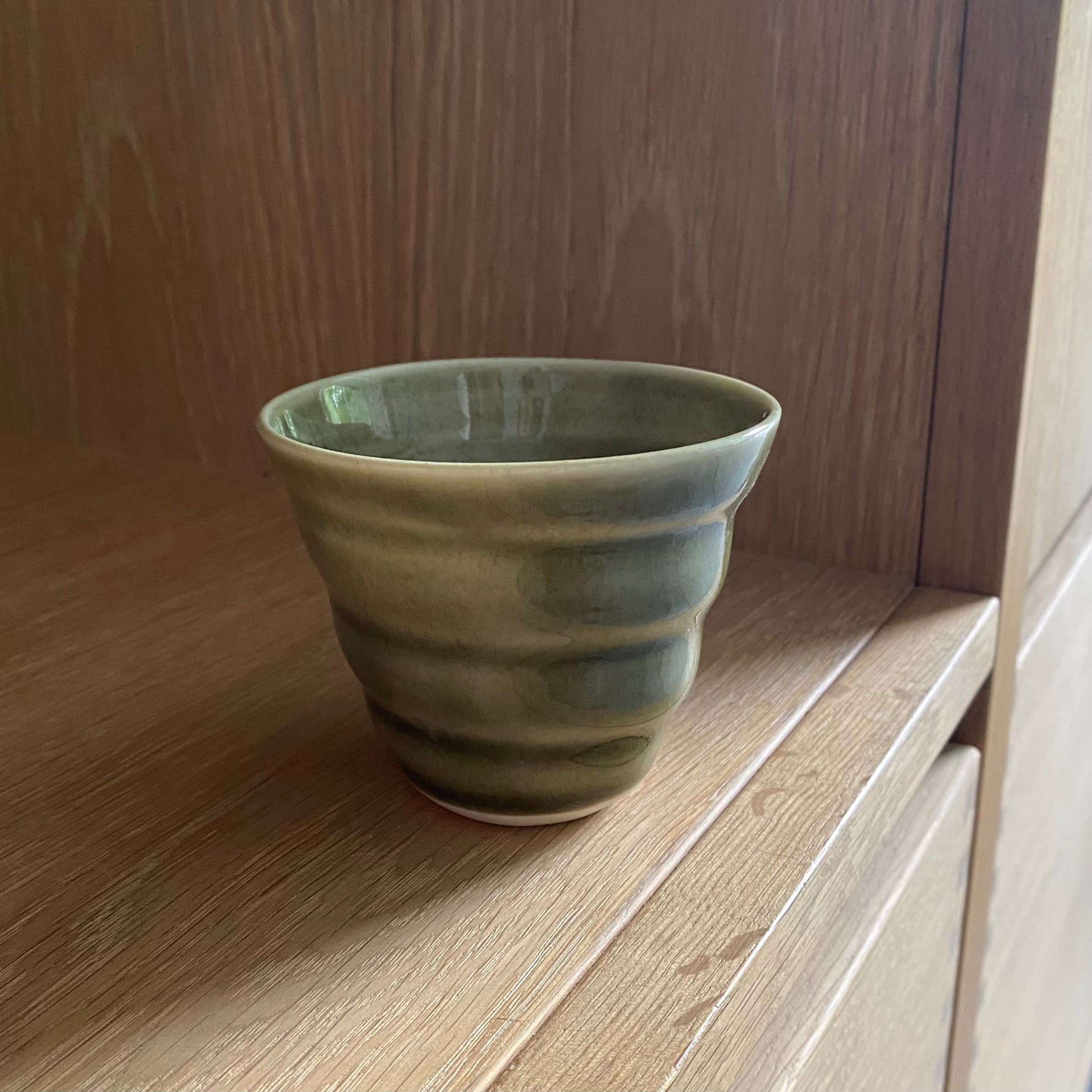 Hånddrejet porcelæn spiralkop til cortado i mosgrøn fra Rikke Mangelsen – dansk keramik hos unika:k