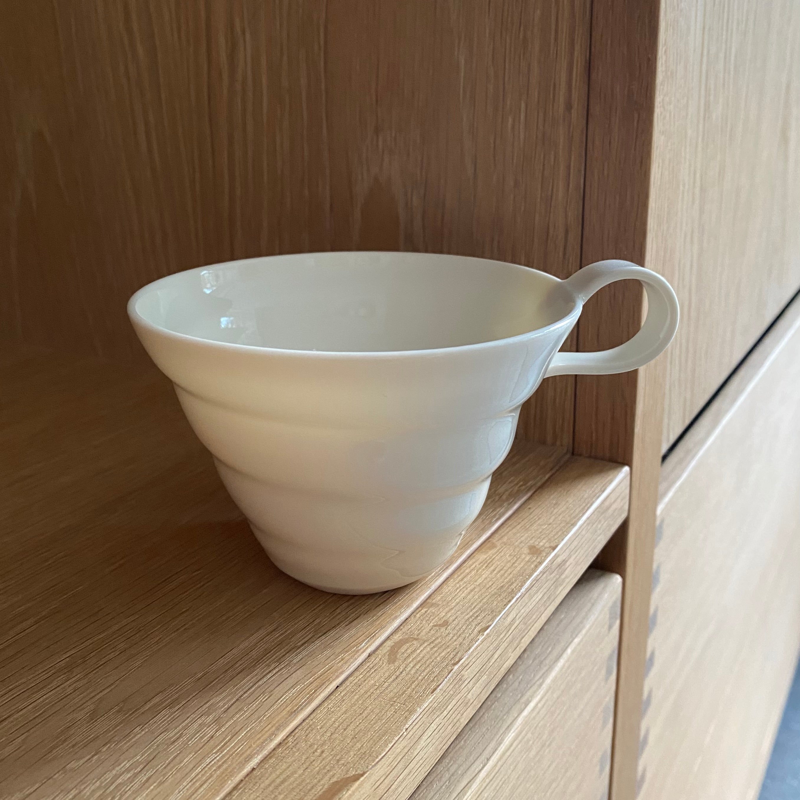 Hvid porcelænskop med spiralriller – hånddrejet af Rikke Mangelsen – unika:k keramik