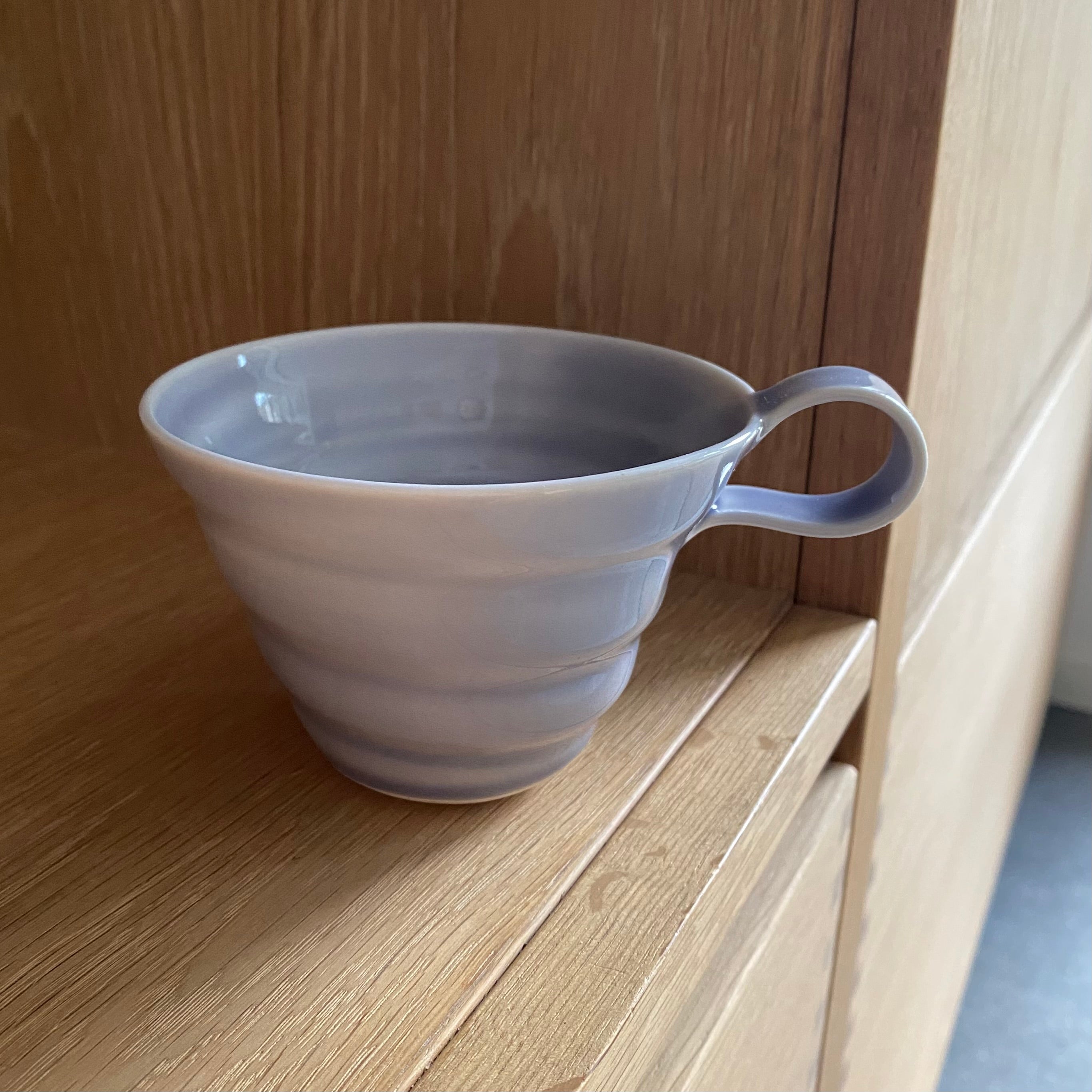 Hånddrejet spiralkop i lavendel porcelæn med hank – dansk keramik af Rikke Mangelsen, unika:k.