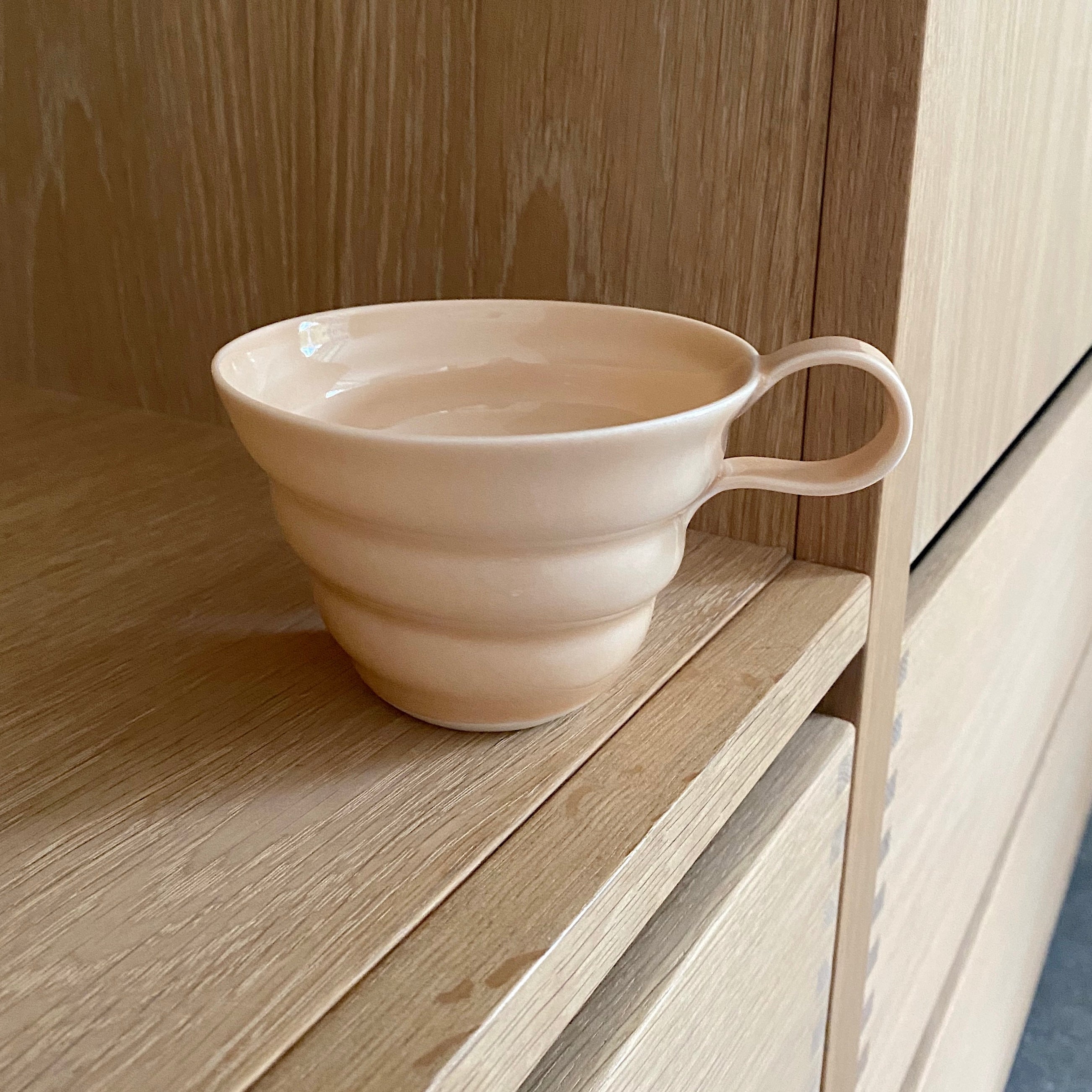 Porcelæn spiralkop i melonfarve – hånddrejet af Rikke Mangelsen – keramik fra unika:k